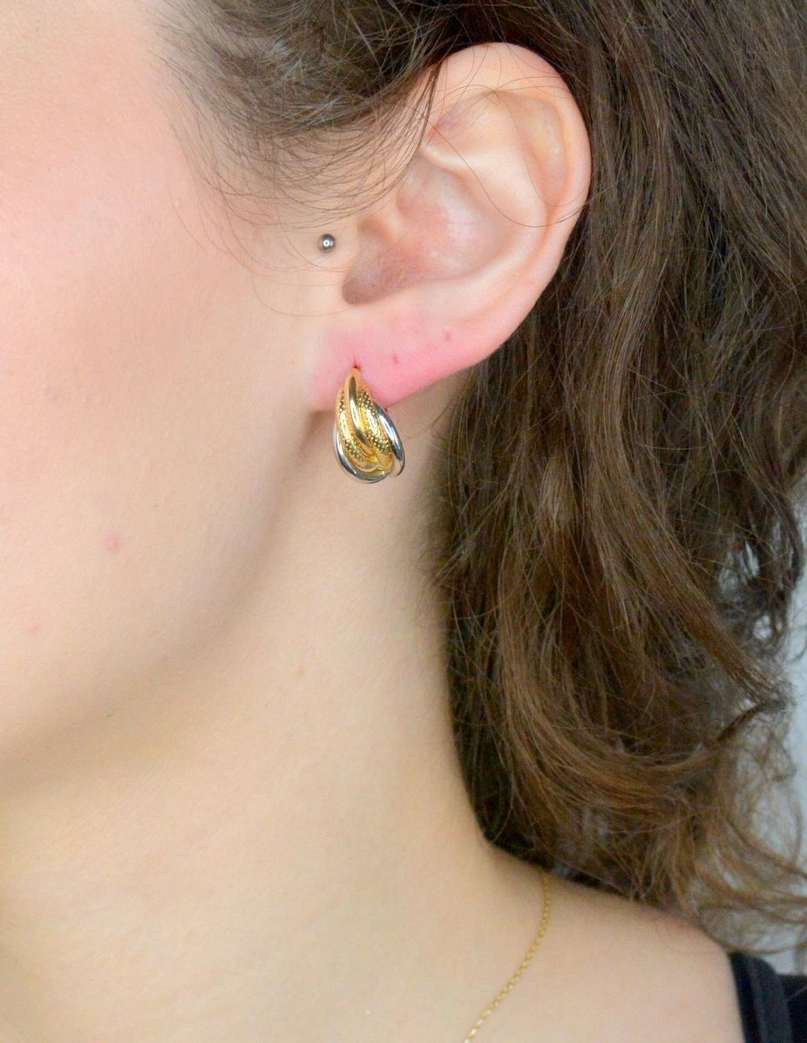 Kolczyki złote plecione próba 585, DIA-KLC-11946-585, Złote kolczyki zostały wykonane z najwyższej jakości złota próby 585, ozdobione białym złotem. Idealny prezent dla każdej kobiety. Złote kolczyki posiadają1.jpg