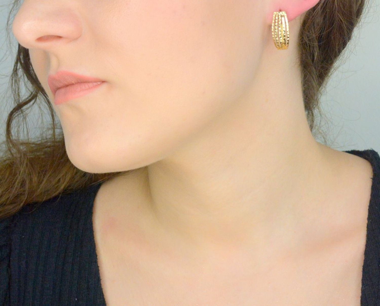 Kolczyki złote grawerowane próba 585, DIA-KLC-11947-585 złote kolczyki wykonane ze złota próby 585 o wadze około 3,37 g. Ich kształt jest uniwersalny, ponadczasowy a dzięki swojemu wyjątkowemu 1.jpg