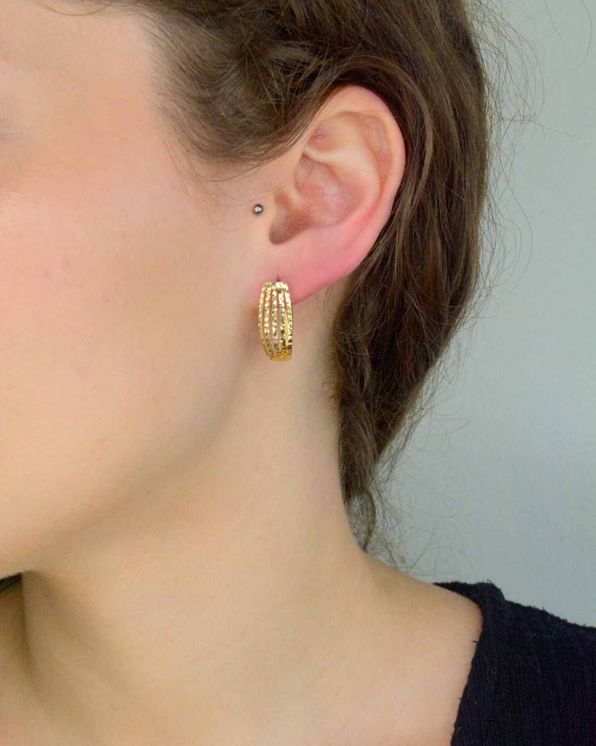 Kolczyki złote grawerowane próba 585, DIA-KLC-11947-585 złote kolczyki wykonane ze złota próby 585 o wadze około 3,37 g. Ich kształt jest uniwersalny, ponadczasowy a dzięki swojemu wyjątkowemu 1.jpg