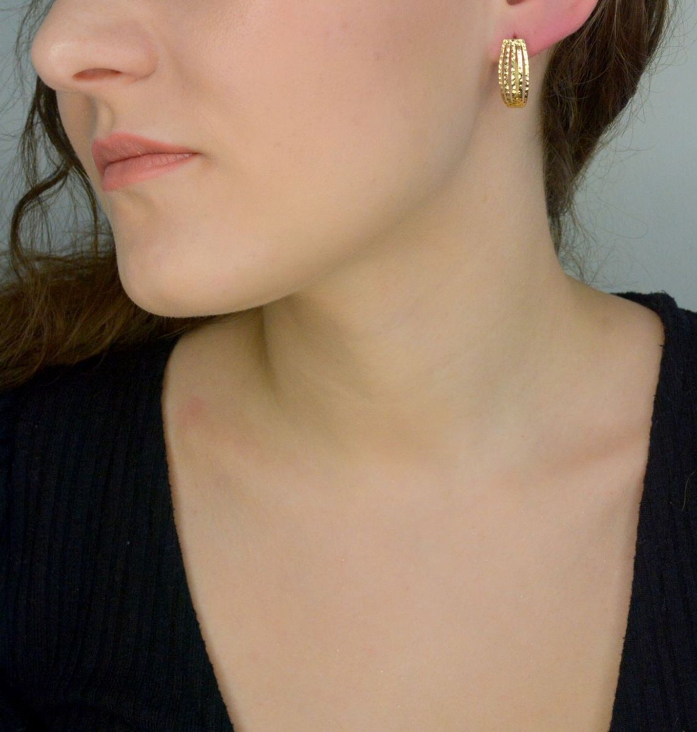 Kolczyki złote grawerowane próba 585, DIA-KLC-11947-585 złote kolczyki wykonane ze złota próby 585 o wadze około 3,37 g. Ich kształt jest uniwersalny, ponadczasowy a dzięki swojemu wyjątkowemu 1.jpg