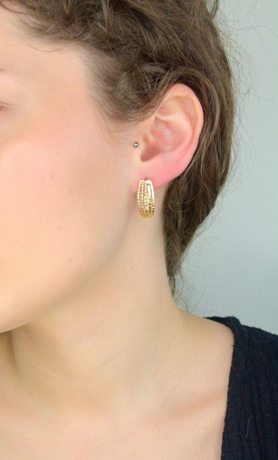 Kolczyki złote grawerowane próba 585, DIA-KLC-11947-585 złote kolczyki wykonane ze złota próby 585 o wadze około 3,37 g. Ich kształt jest uniwersalny, ponadczasowy a dzięki swojemu wyjątkowemu 1.jpg