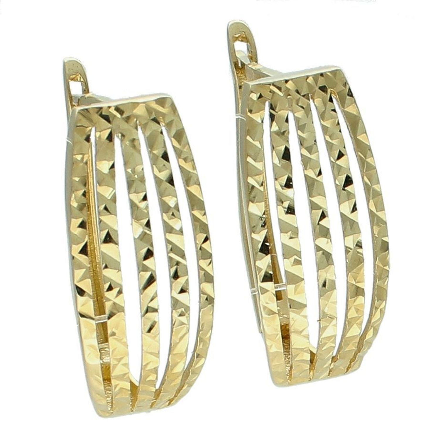 Kolczyki złote grawerowane próba 585, DIA-KLC-11947-585 złote kolczyki wykonane ze złota próby 585 o wadze około 3,37 g. Ich kształt jest uniwersalny, ponadczasowy a dzięki swojemu wyjątkowemu 1.jpg