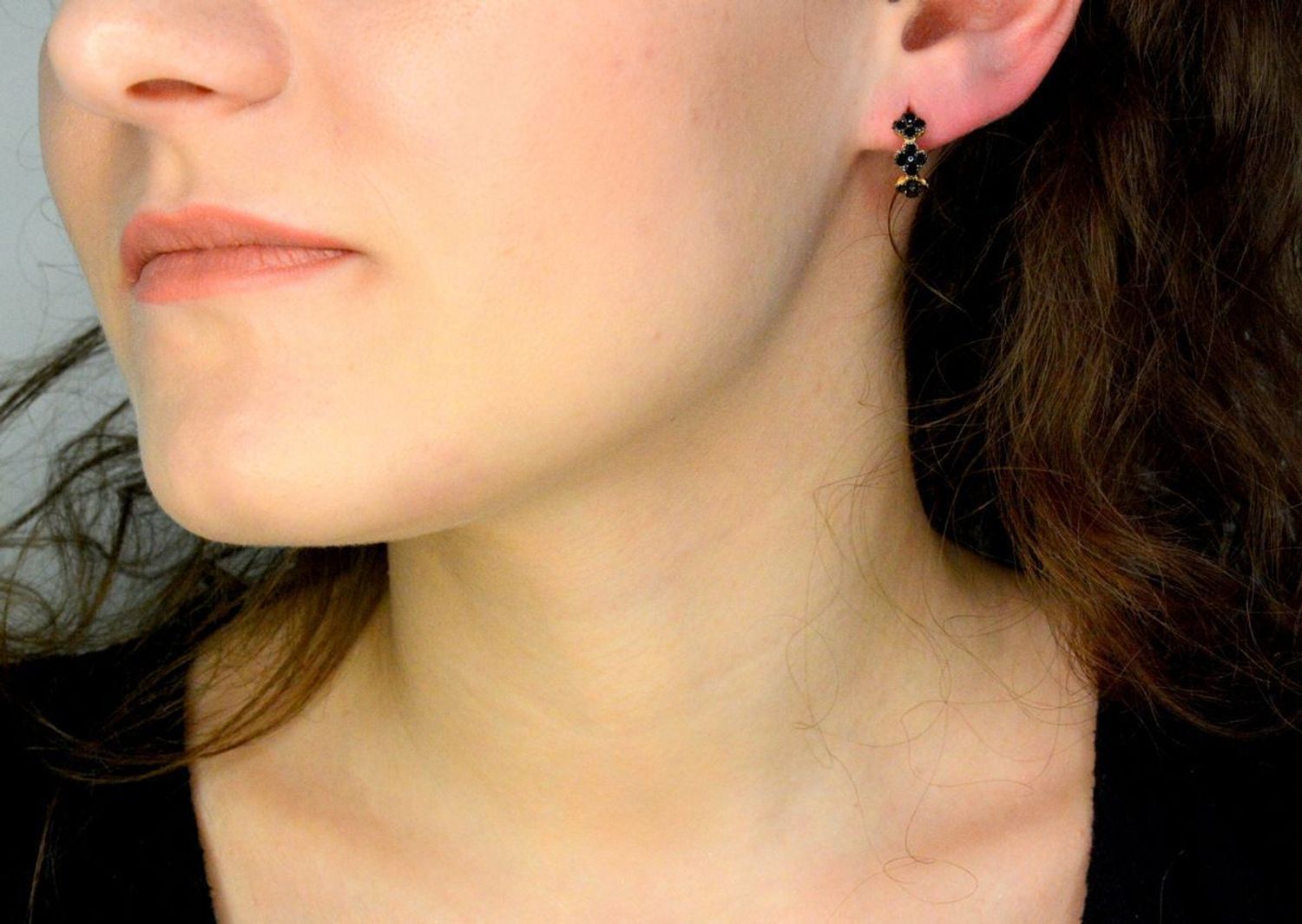 Kolczyki koła czarne kwiatki próba 585, DIA-KLC-11956-585, Złote kolczyki wykonane z najwyższej jakości żółtego złota, próby 585. Kolczyki koła to ponadczasowa biżuteria,która pasuje do każdego rodzaju stylizacji1.jpg