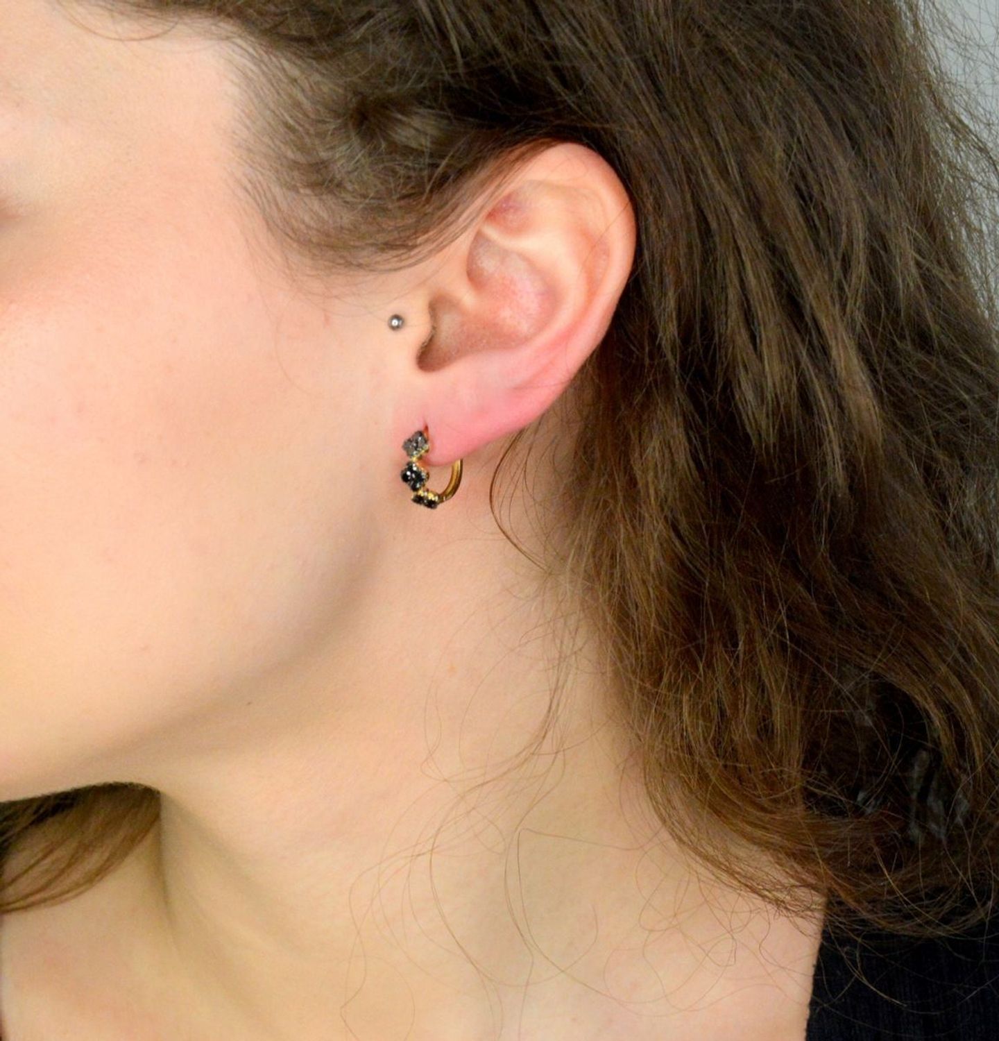 Kolczyki koła czarne kwiatki próba 585, DIA-KLC-11956-585, Złote kolczyki wykonane z najwyższej jakości żółtego złota, próby 585. Kolczyki koła to ponadczasowa biżuteria,która pasuje do każdego rodzaju stylizacji1.jpg