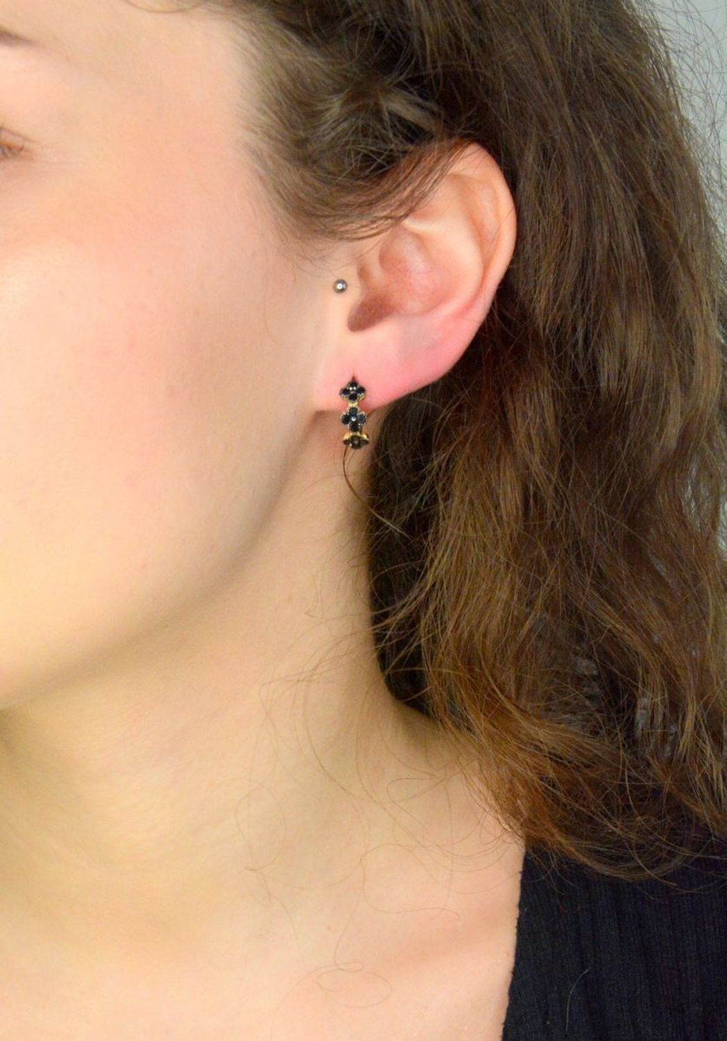 Kolczyki koła czarne kwiatki próba 585, DIA-KLC-11956-585, Złote kolczyki wykonane z najwyższej jakości żółtego złota, próby 585. Kolczyki koła to ponadczasowa biżuteria,która pasuje do każdego rodzaju stylizacji1.jpg