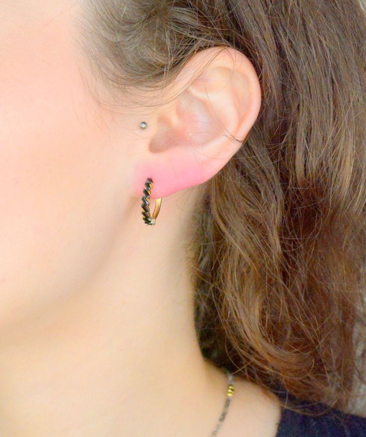 Kolczyki złote koła z czarną cyrkonią DIA-KLC-11960-585 Złote kolczyki wykonane z najwyższej jakości żółtego złota, próby 585. Kolczyki koła to ponadczasowa biżuteria,która 1.jpg