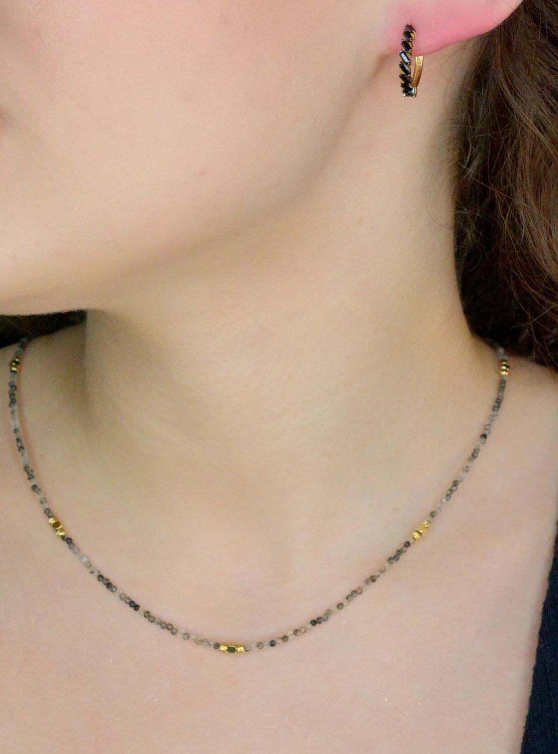 Kolczyki złote koła z czarną cyrkonią DIA-KLC-11960-585 Złote kolczyki wykonane z najwyższej jakości żółtego złota, próby 585. Kolczyki koła to ponadczasowa biżuteria,która 1.jpg