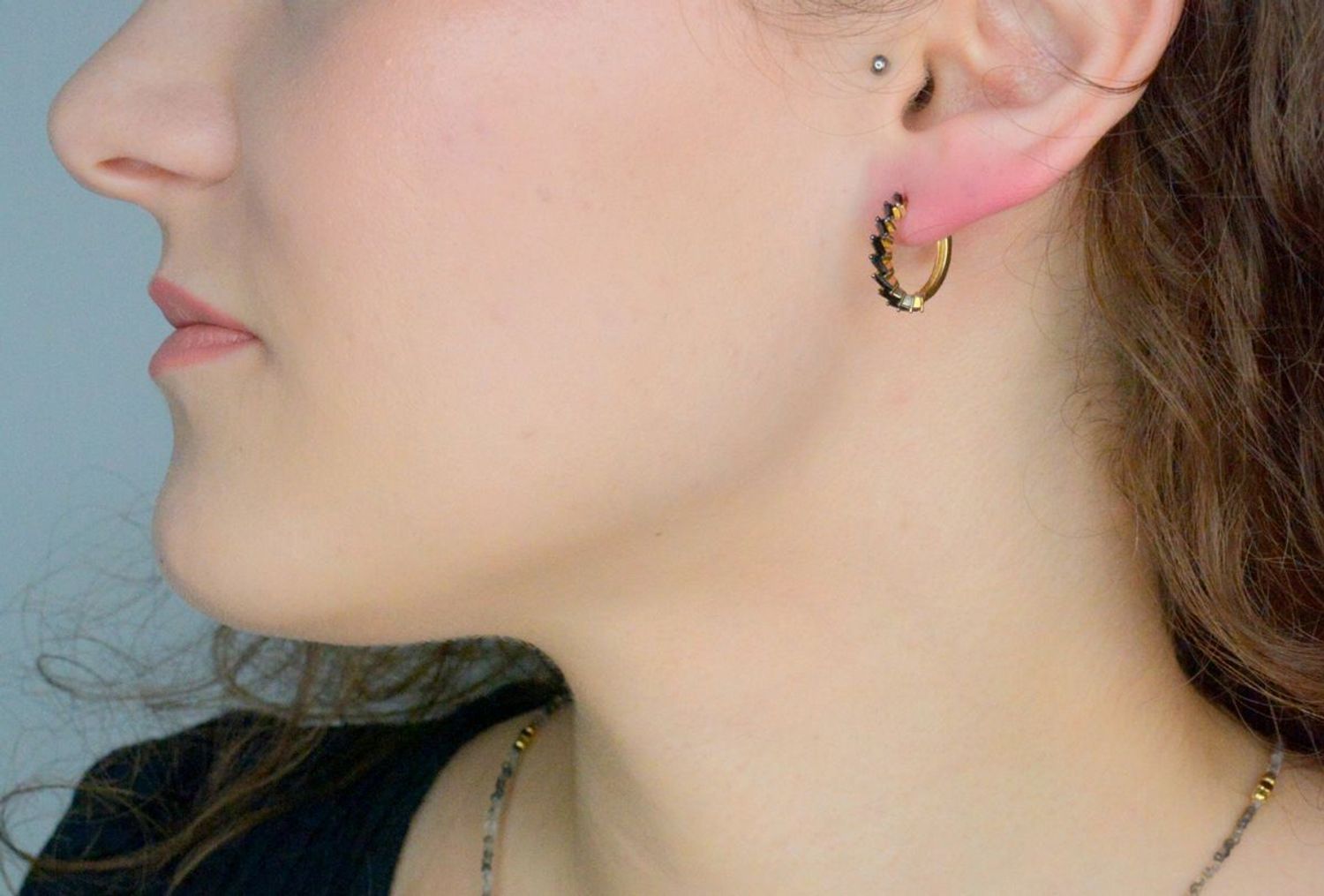 Kolczyki złote koła z czarną cyrkonią DIA-KLC-11960-585 Złote kolczyki wykonane z najwyższej jakości żółtego złota, próby 585. Kolczyki koła to ponadczasowa biżuteria,która 1.jpg