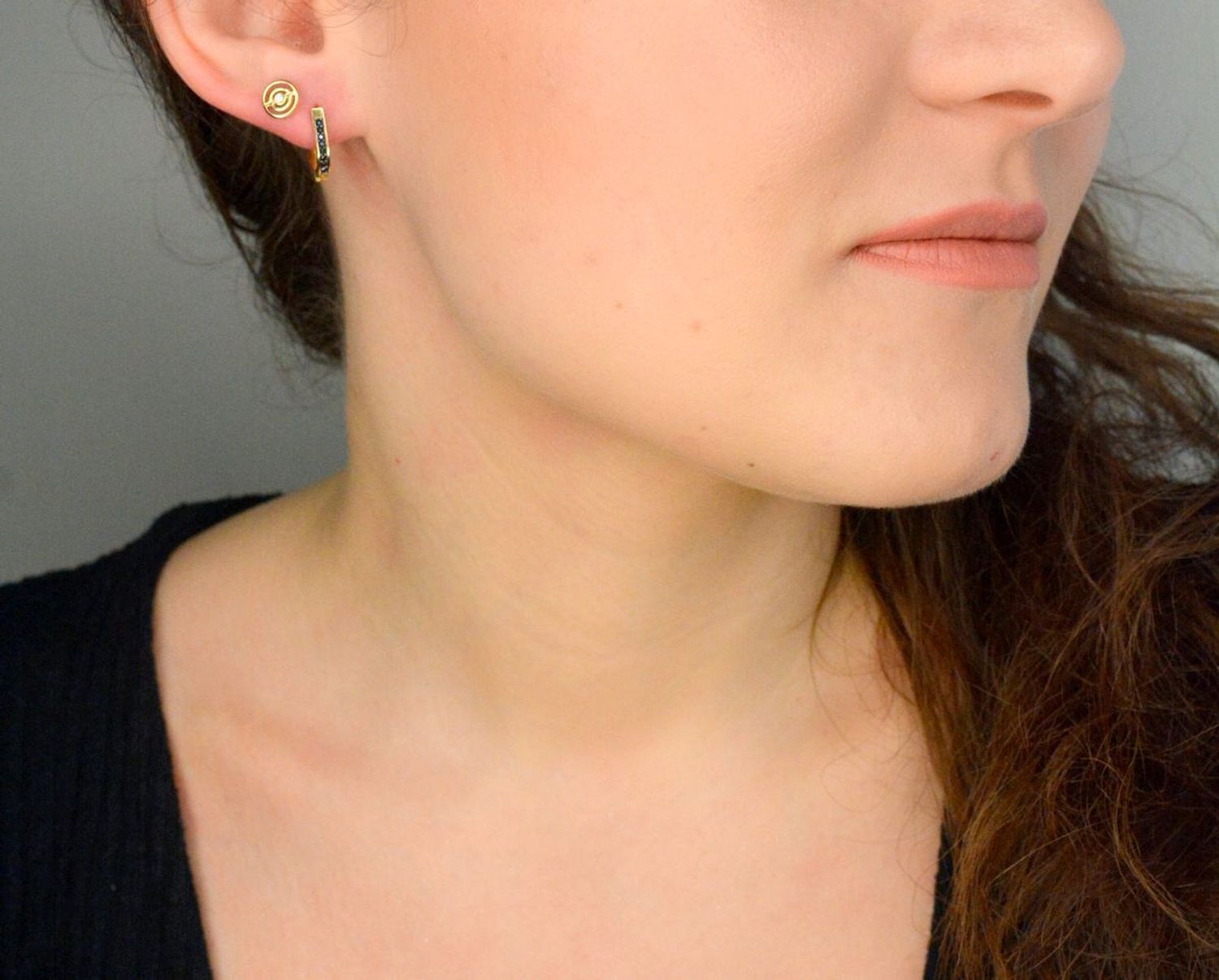 Kolczyki złote z czarną cyrkonią próba 585, DIA-KLC-11958-585, Stylowe kolczyki wykonane z wysokiej jakości złota próby 585. Kolczyki złote, ozdobione są cyrkoniami w kolorze czarnym. 1.jpg