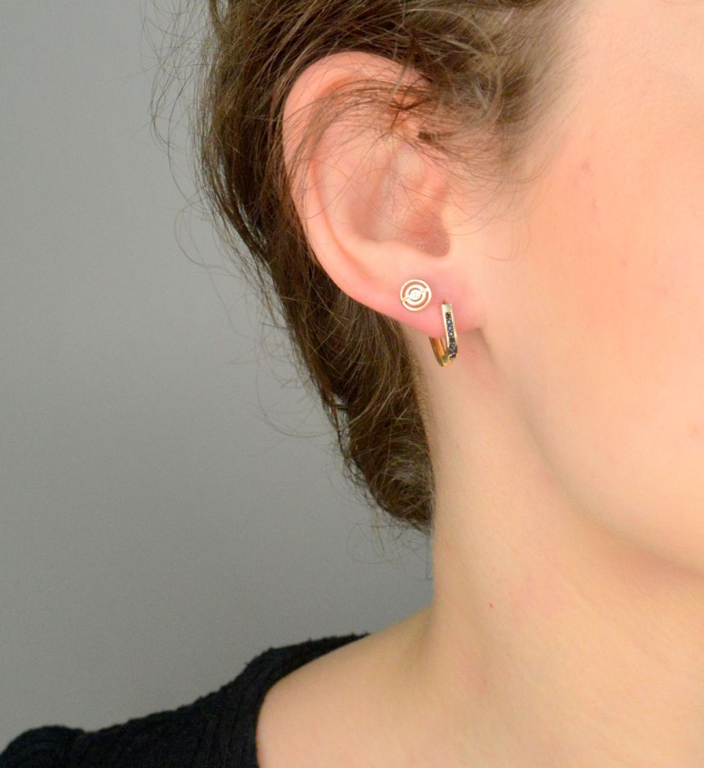 Kolczyki złote z czarną cyrkonią próba 585, DIA-KLC-11958-585, Stylowe kolczyki wykonane z wysokiej jakości złota próby 585. Kolczyki złote, ozdobione są cyrkoniami w kolorze czarnym. 1.jpg