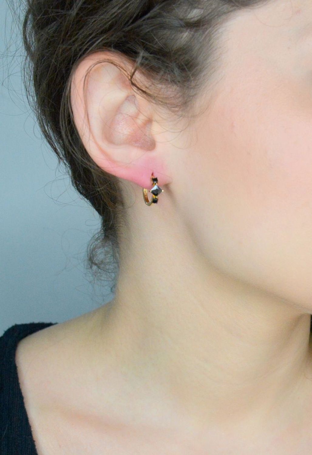 Kolczyki złote koła z czarną cyrkonią DIA-KLC-11959-585, Złote kolczyki wykonane z najwyższej jakości żółtego złota, próby 585. Kolczyki koła to ponadczasowa biżuteria,która pasuje do każdego rodzaju stylizacji.1.jpg