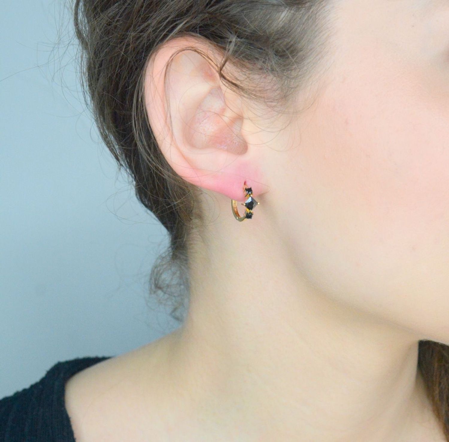 Kolczyki złote koła z czarną cyrkonią DIA-KLC-11959-585, Złote kolczyki wykonane z najwyższej jakości żółtego złota, próby 585. Kolczyki koła to ponadczasowa biżuteria,która pasuje do każdego rodzaju stylizacji.1.jpg