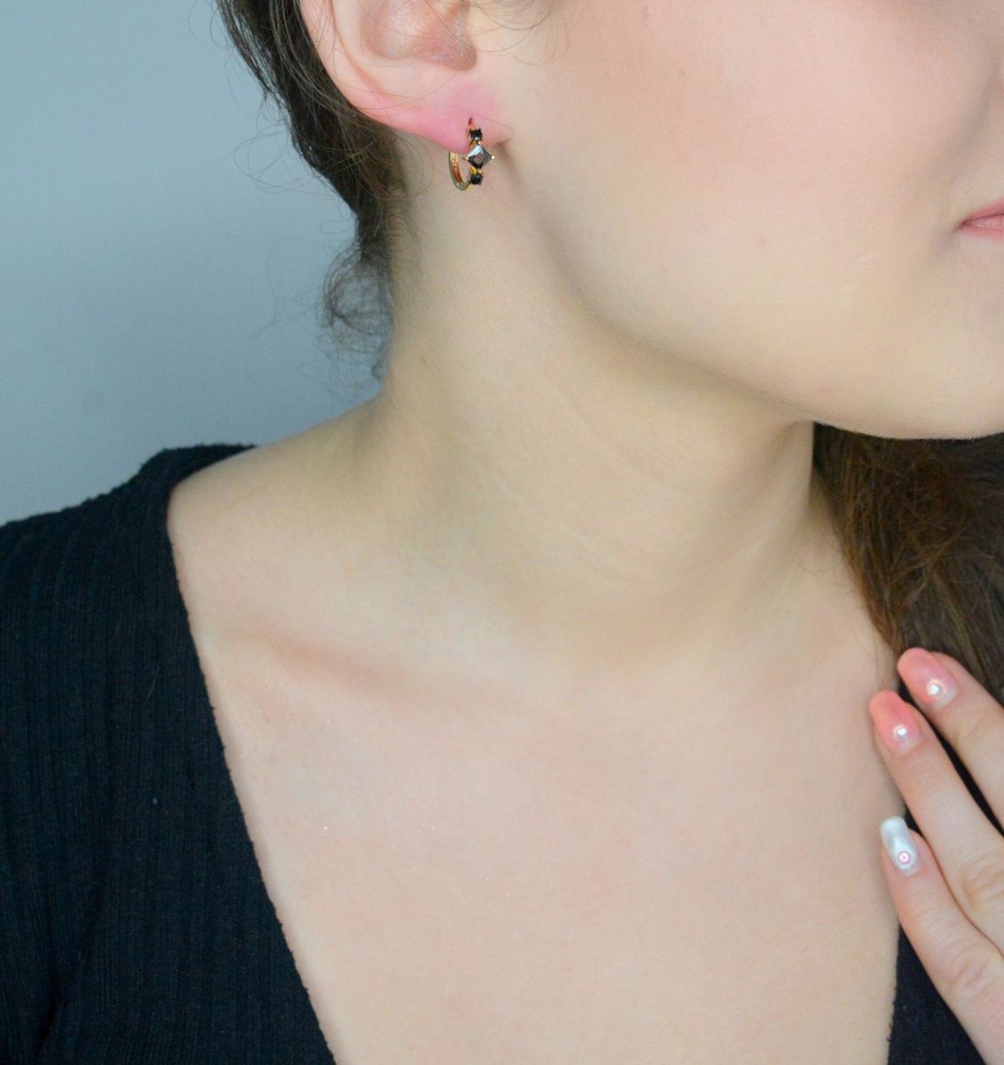 Kolczyki złote koła z czarną cyrkonią DIA-KLC-11959-585, Złote kolczyki wykonane z najwyższej jakości żółtego złota, próby 585. Kolczyki koła to ponadczasowa biżuteria,która pasuje do każdego rodzaju stylizacji.1.jpg