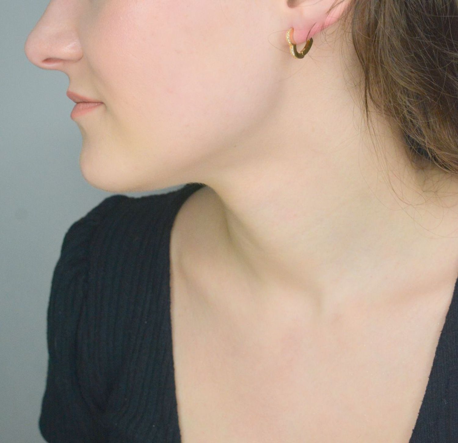 Kolczyki złote serca z białą cyrkonią próba 585, DIA-KLC-11962-585, Stylowe kolczyki wykonane z wysokiej jakości złota próby 585. Kolczyki złote serca, ozdobione są cyrkoniami w kolorze  1.jpg