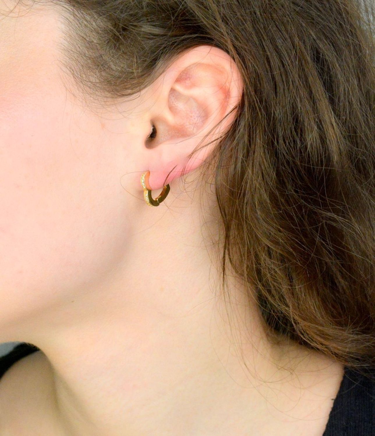 Kolczyki złote serca z białą cyrkonią próba 585, DIA-KLC-11962-585, Stylowe kolczyki wykonane z wysokiej jakości złota próby 585. Kolczyki złote serca, ozdobione są cyrkoniami w kolorze  1.jpg