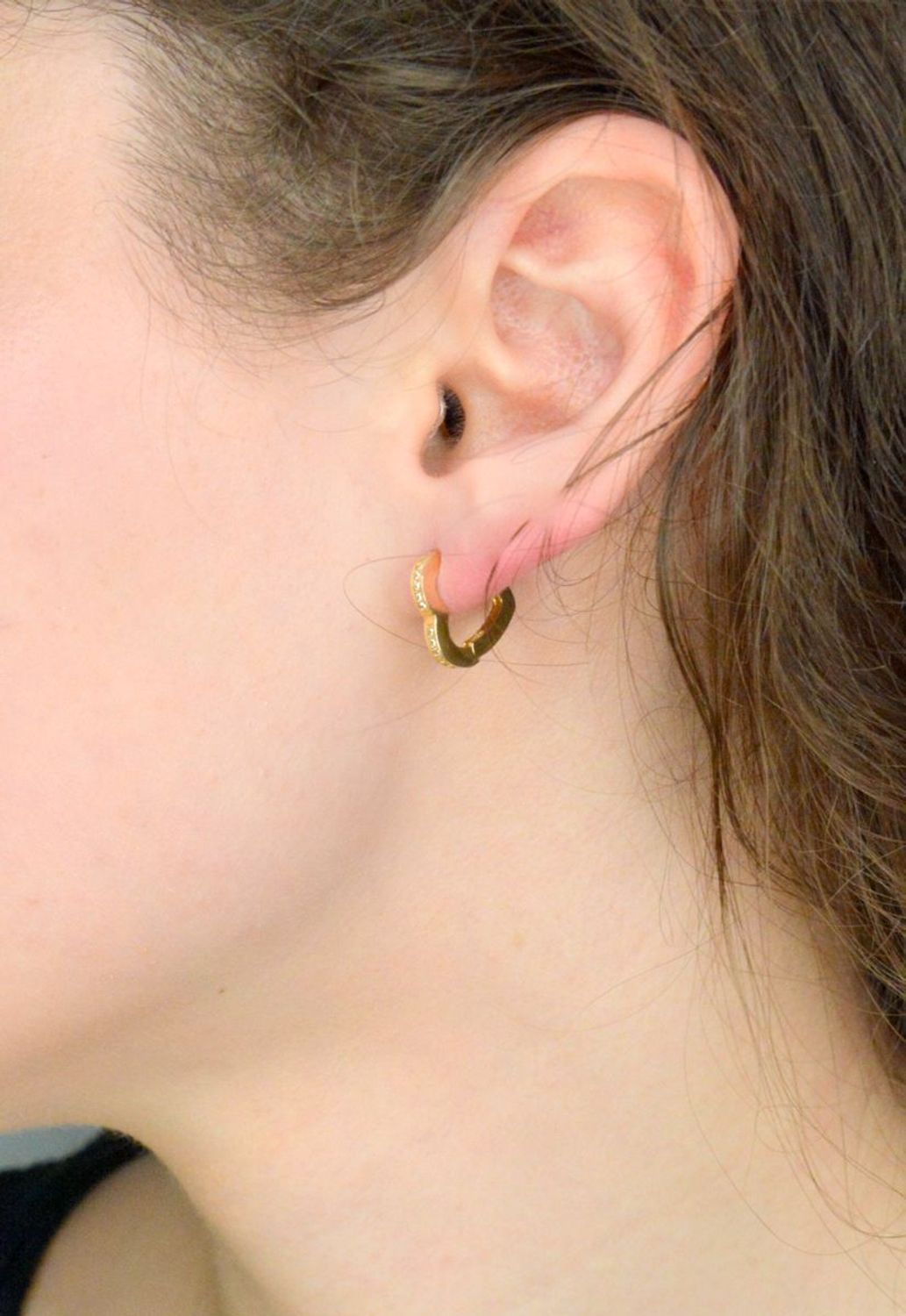 Kolczyki złote serca z białą cyrkonią próba 585, DIA-KLC-11962-585, Stylowe kolczyki wykonane z wysokiej jakości złota próby 585. Kolczyki złote serca, ozdobione są cyrkoniami w kolorze  1.jpg