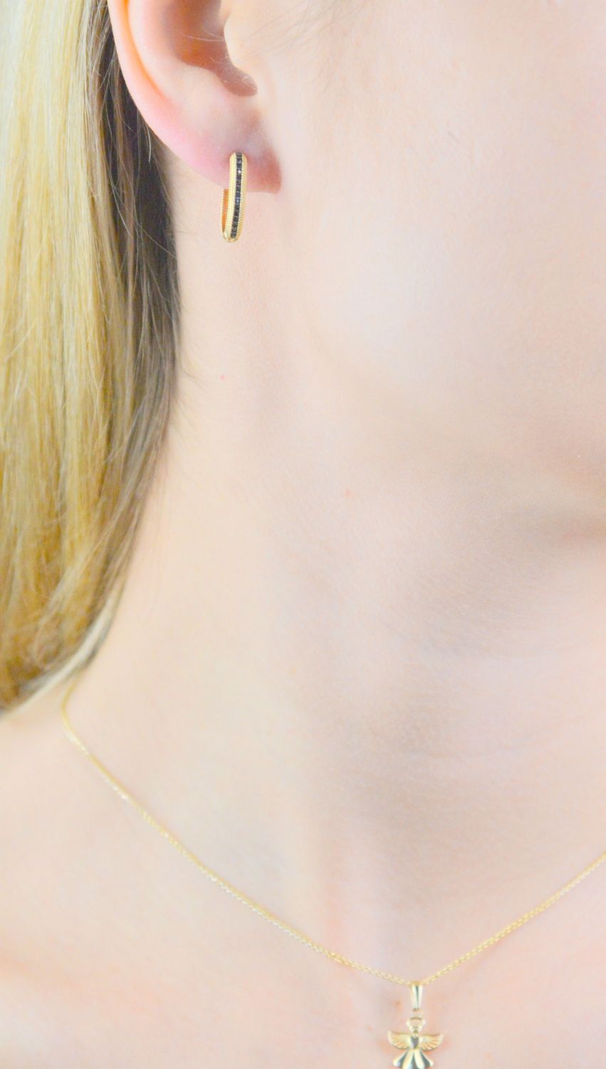 Kolczyki złote z czarną cyrkonią próba 585, DIA-KLC-11963-585, Stylowe kolczyki wykonane z wysokiej jakości złota próby 585. Kolczyki mają podłużny geometryczny kształt. Kolczyki to ponadczasowa biżuteria,.jpg