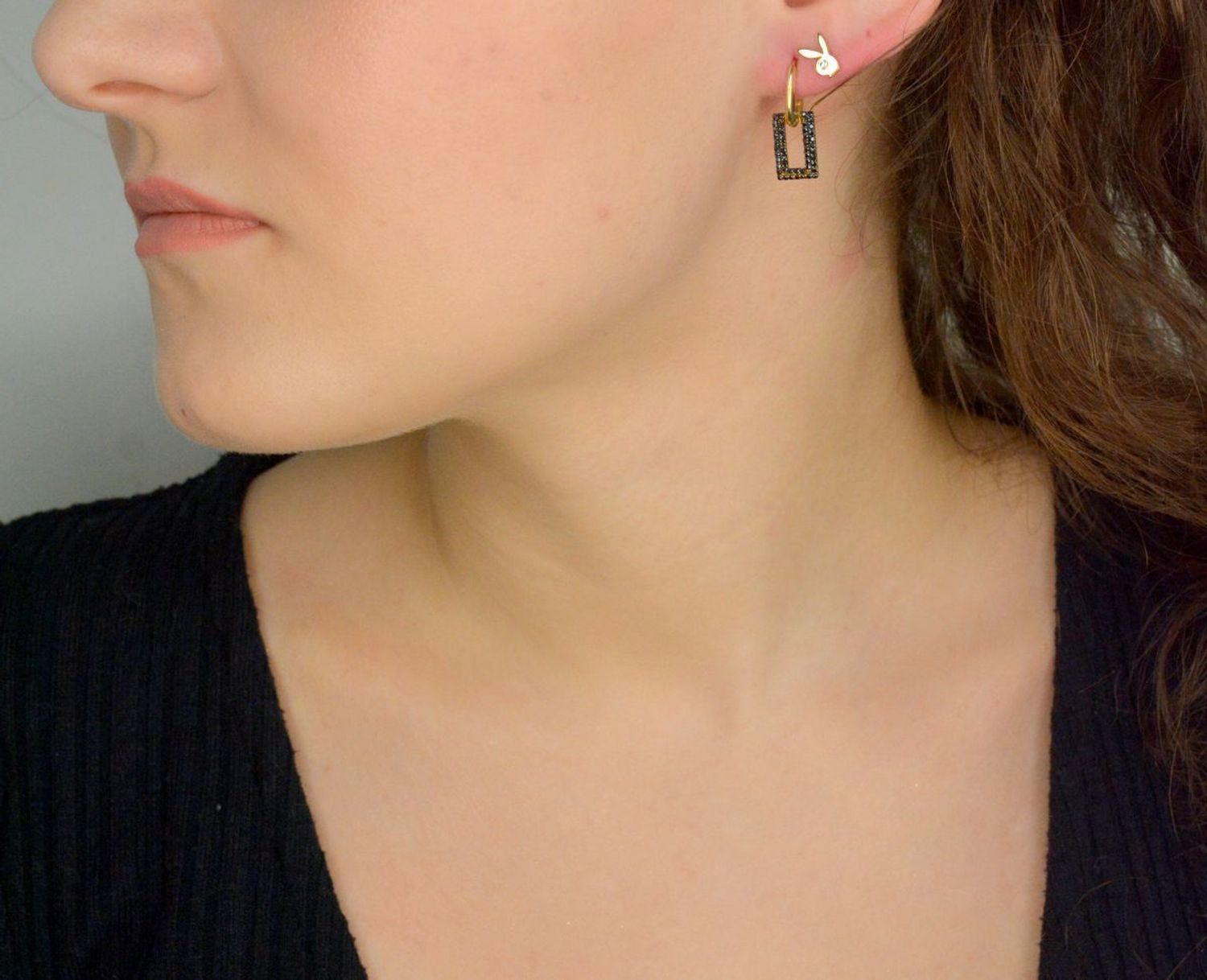 Kolczyki złote wiszące czarna cyrkonia próba 585, DIA-KLC-11964-585, Stylowe kolczyki wykonane ze złota próby 585. Kolczyki mają owalne kółka, na których umieszczono zawieszkę prostokątną, ozdobioną czarną 1.jpg