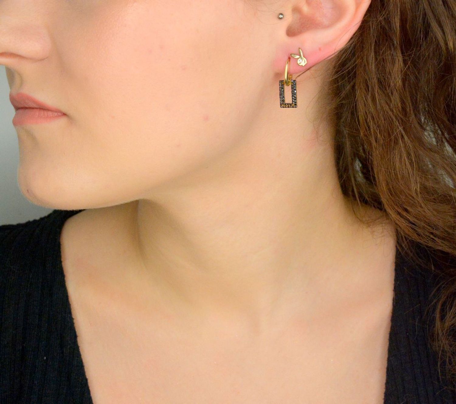 Kolczyki złote wiszące czarna cyrkonia próba 585, DIA-KLC-11964-585, Stylowe kolczyki wykonane ze złota próby 585. Kolczyki mają owalne kółka, na których umieszczono zawieszkę prostokątną, ozdobioną czarną 1.jpg