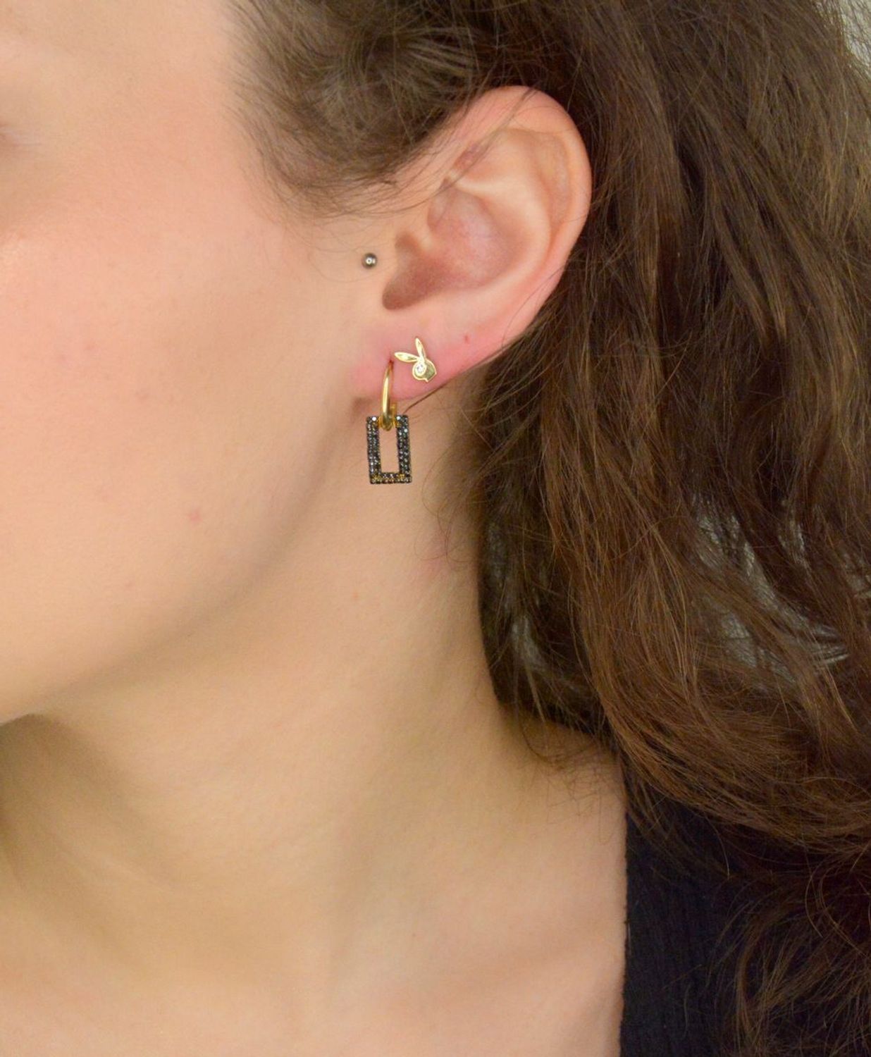 Kolczyki złote wiszące czarna cyrkonia próba 585, DIA-KLC-11964-585, Stylowe kolczyki wykonane ze złota próby 585. Kolczyki mają owalne kółka, na których umieszczono zawieszkę prostokątną, ozdobioną czarną 1.jpg