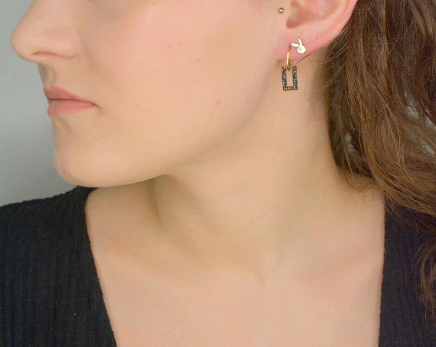 Kolczyki złote wiszące czarna cyrkonia próba 585, DIA-KLC-11964-585, Stylowe kolczyki wykonane ze złota próby 585. Kolczyki mają owalne kółka, na których umieszczono zawieszkę prostokątną, ozdobioną czarną 1.jpg