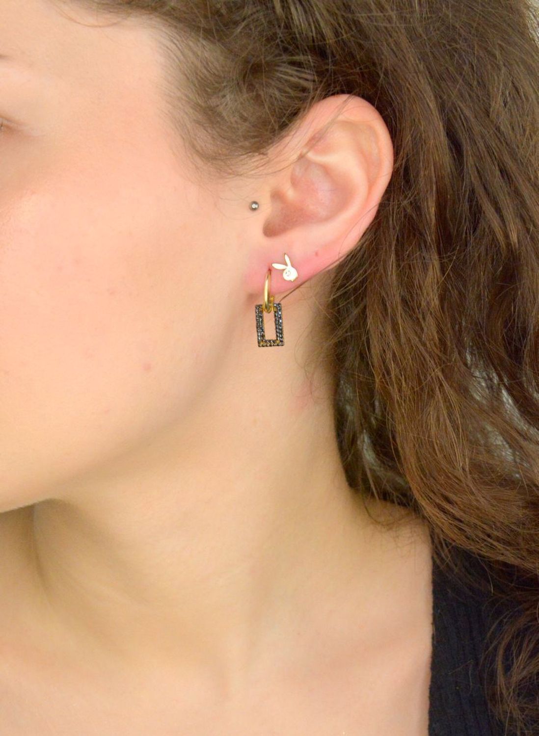 Kolczyki złote wiszące czarna cyrkonia próba 585, DIA-KLC-11964-585, Stylowe kolczyki wykonane ze złota próby 585. Kolczyki mają owalne kółka, na których umieszczono zawieszkę prostokątną, ozdobioną czarną 1.jpg