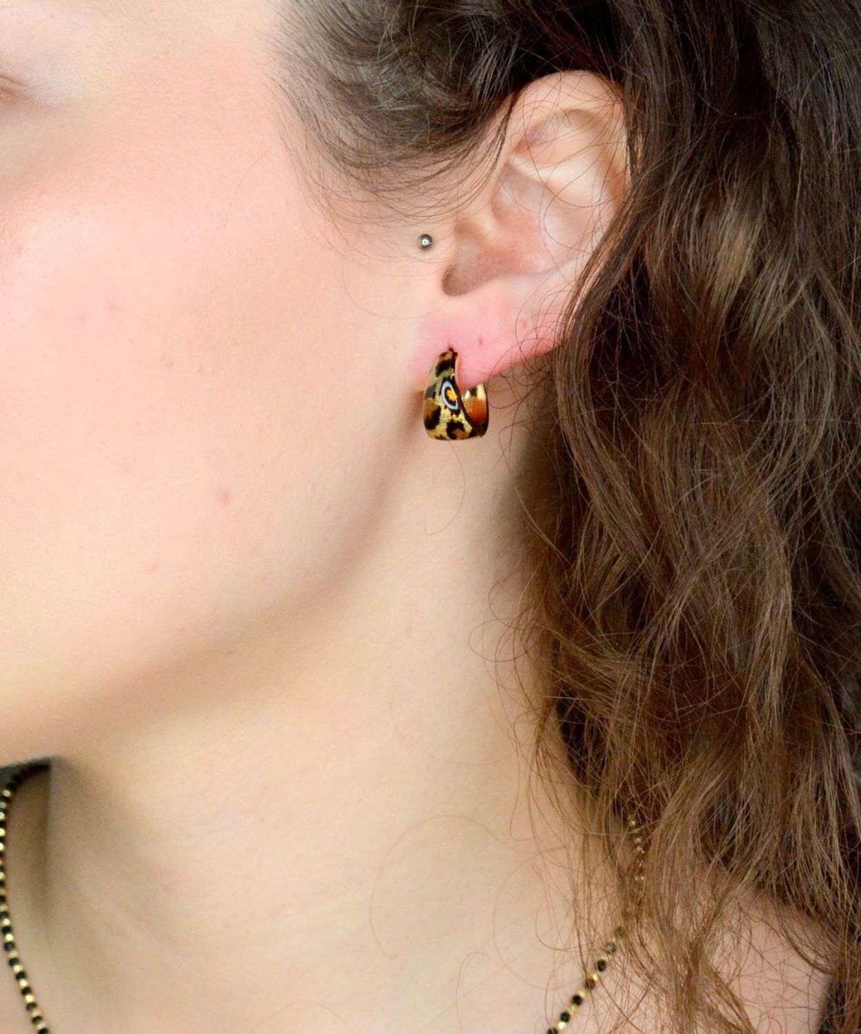 Kolczyki złote próba 585 panterka DIA-KLC-11965-585 Złote kolczyki wykonane z najwyższej jakości żółtego złota, próby 585. Kolczyki koła to ponadczasowa biżuteria,która pasuje do każdego rodzaju 1.jpg