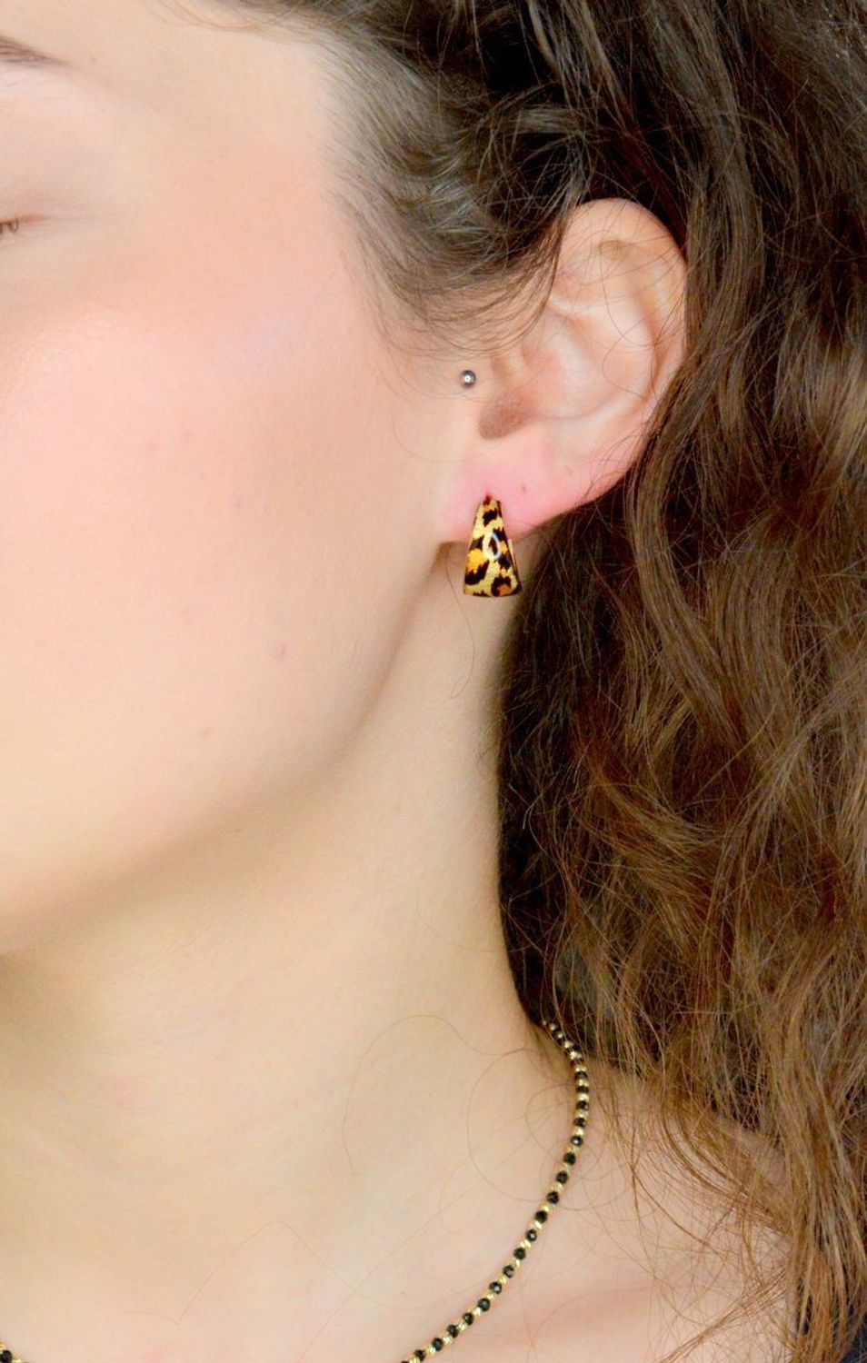 Kolczyki złote próba 585 panterka DIA-KLC-11965-585 Złote kolczyki wykonane z najwyższej jakości żółtego złota, próby 585. Kolczyki koła to ponadczasowa biżuteria,która pasuje do każdego rodzaju 1.jpg