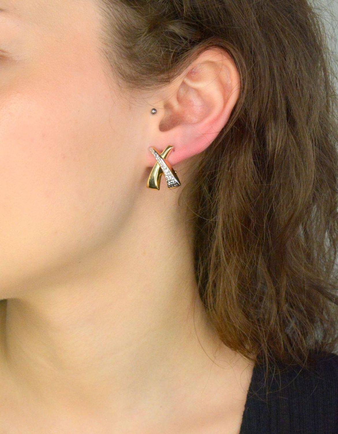 Kolczyki złote grawerowane próba 585, DIA-KLC-11966-585, Kolczyki to ponadczasowa biżuteria, która pasuje do każdego rodzaju stylizacji. Dzięki tak wyjątkowej formie kolczyki te 1.jpg