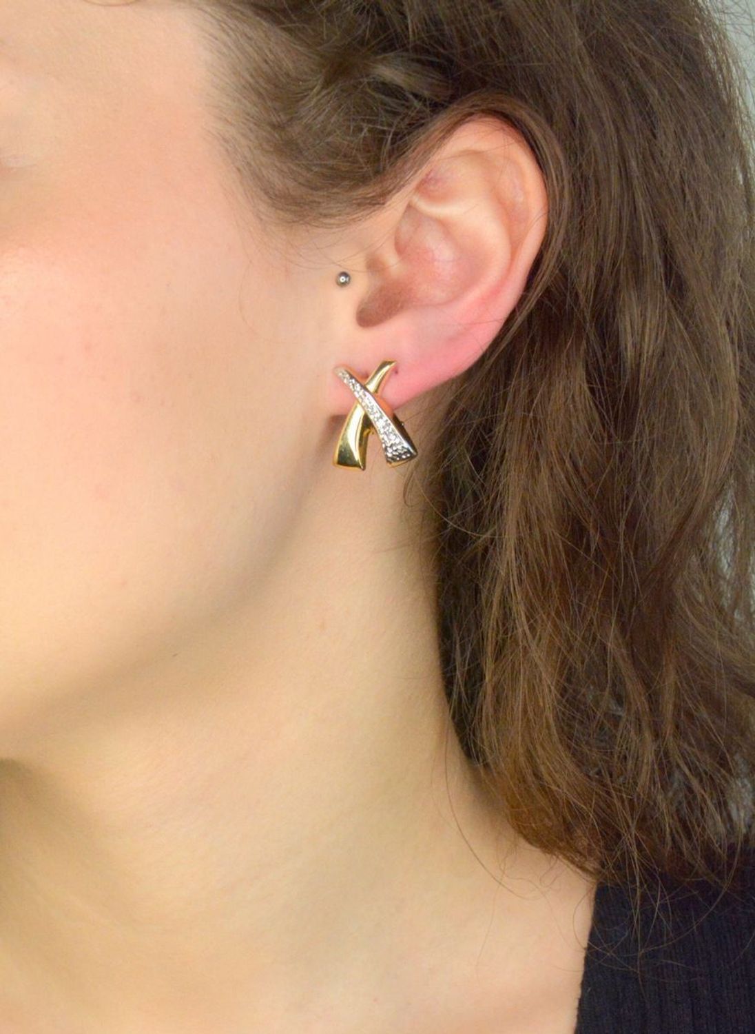 Kolczyki złote grawerowane próba 585, DIA-KLC-11966-585, Kolczyki to ponadczasowa biżuteria, która pasuje do każdego rodzaju stylizacji. Dzięki tak wyjątkowej formie kolczyki te 1.jpg