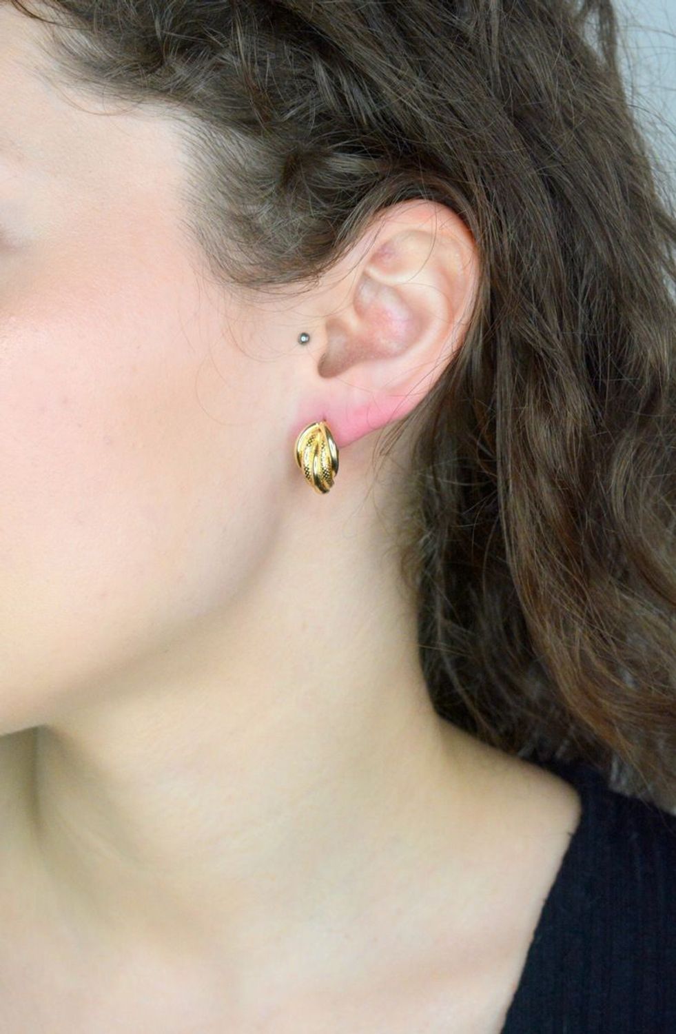 Kolczyki plecione złote próba 585, DIA-KLC-11967-585 Stylowe kolczyki wykonane z wysokiej jakości złota próby 585. Kolczyki to ponadczasowa biżuteria, która pasuje do każdego rodzaju stylizacji.1.jpg