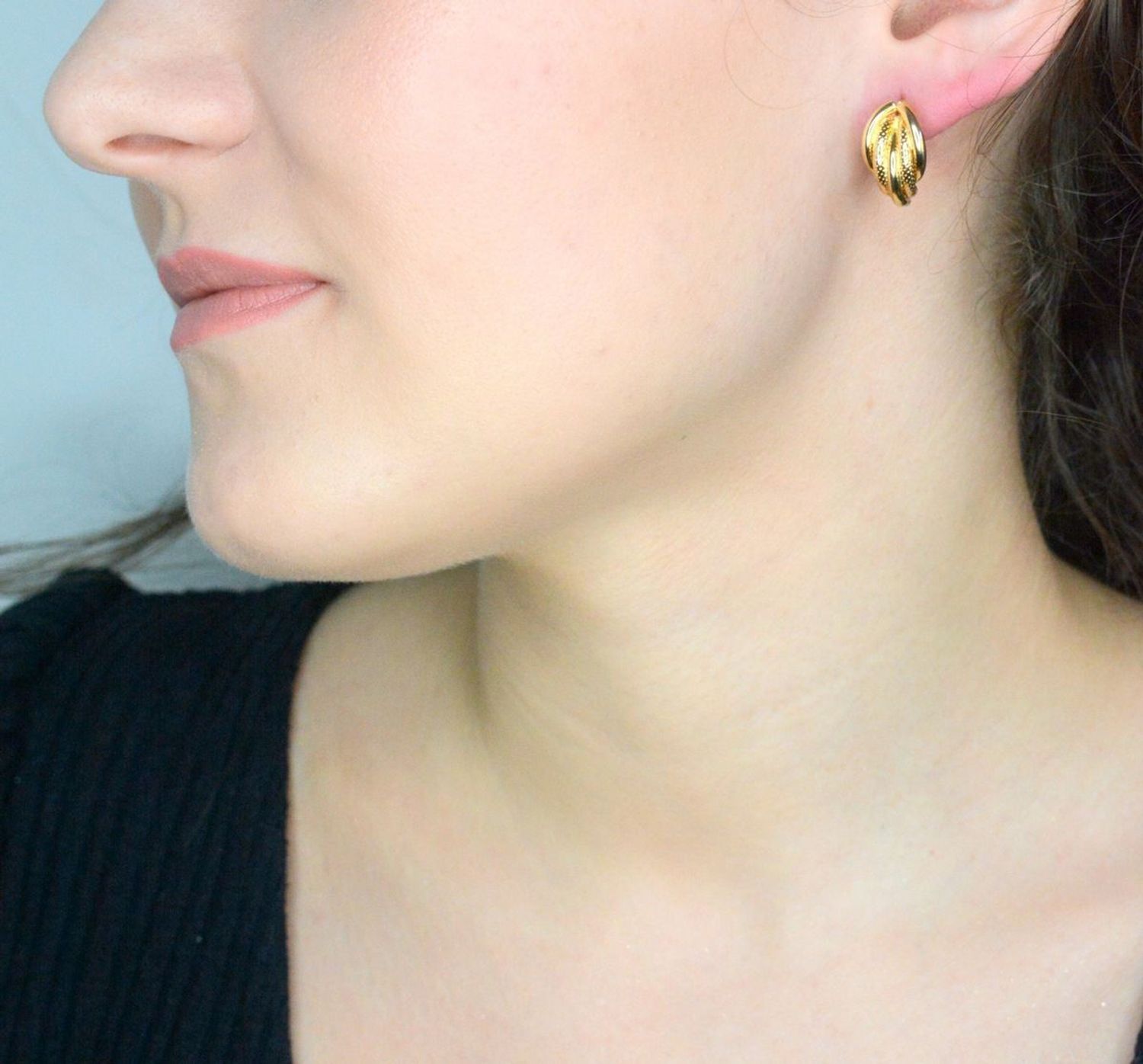 Kolczyki plecione złote próba 585, DIA-KLC-11967-585 Stylowe kolczyki wykonane z wysokiej jakości złota próby 585. Kolczyki to ponadczasowa biżuteria, która pasuje do każdego rodzaju stylizacji.1.jpg