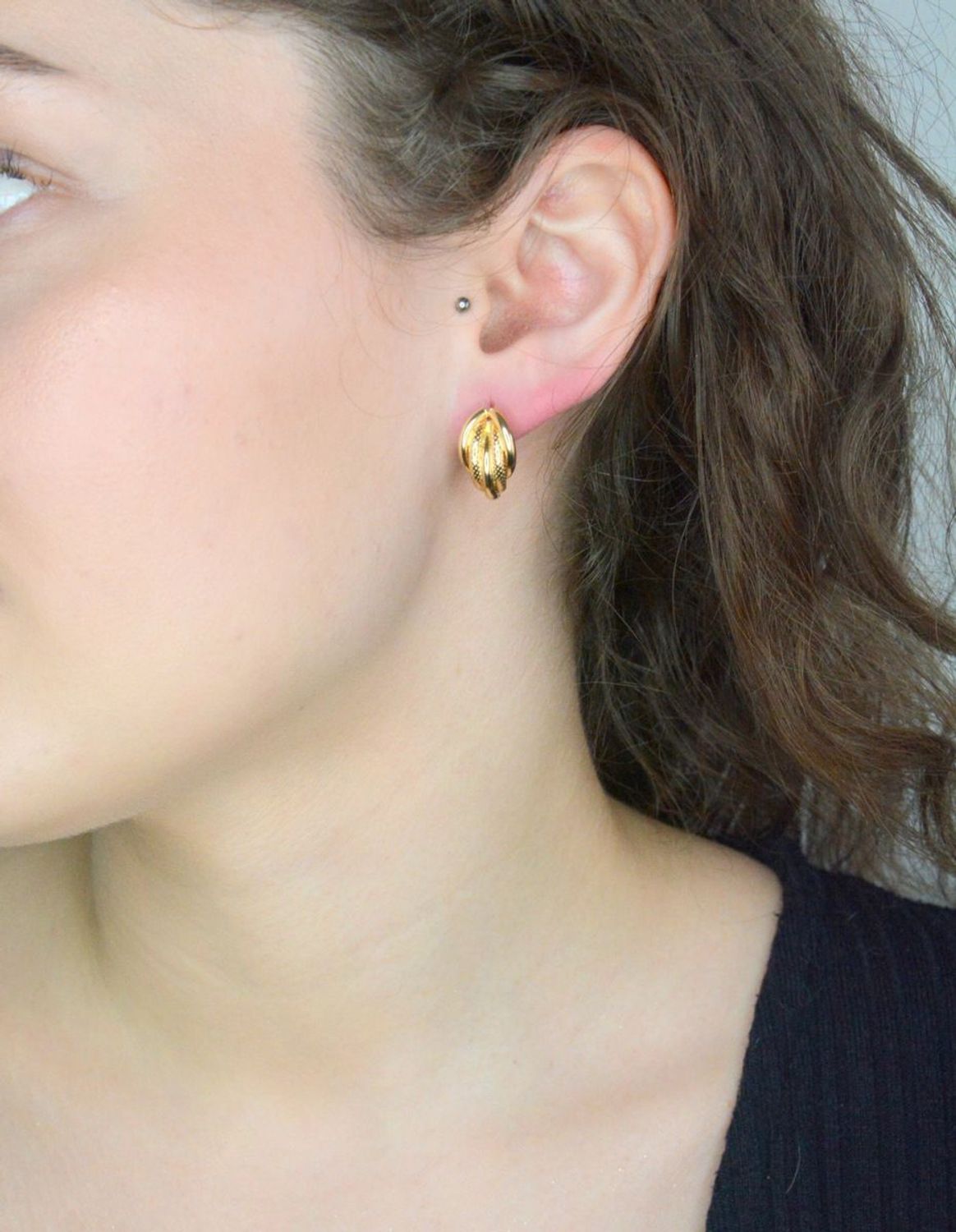 Kolczyki plecione złote próba 585, DIA-KLC-11967-585 Stylowe kolczyki wykonane z wysokiej jakości złota próby 585. Kolczyki to ponadczasowa biżuteria, która pasuje do każdego rodzaju stylizacji.1.jpg