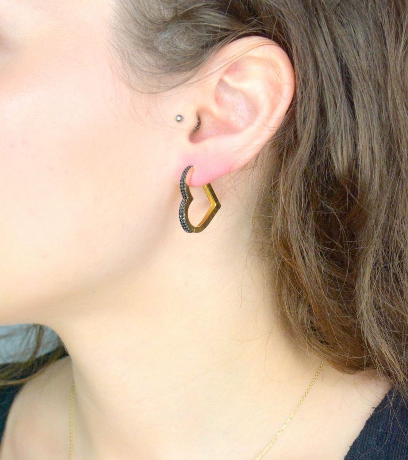 Kolczyki złote serca z czarną cyrkonią próba 585, DIA-KLC-11971-585, Stylowe kolczyki wykonane z wysokiej jakości złota próby 585. Kolczyki złote serca, ozdobione są cyrkoniami w kolorze czarnym. 1.jpg