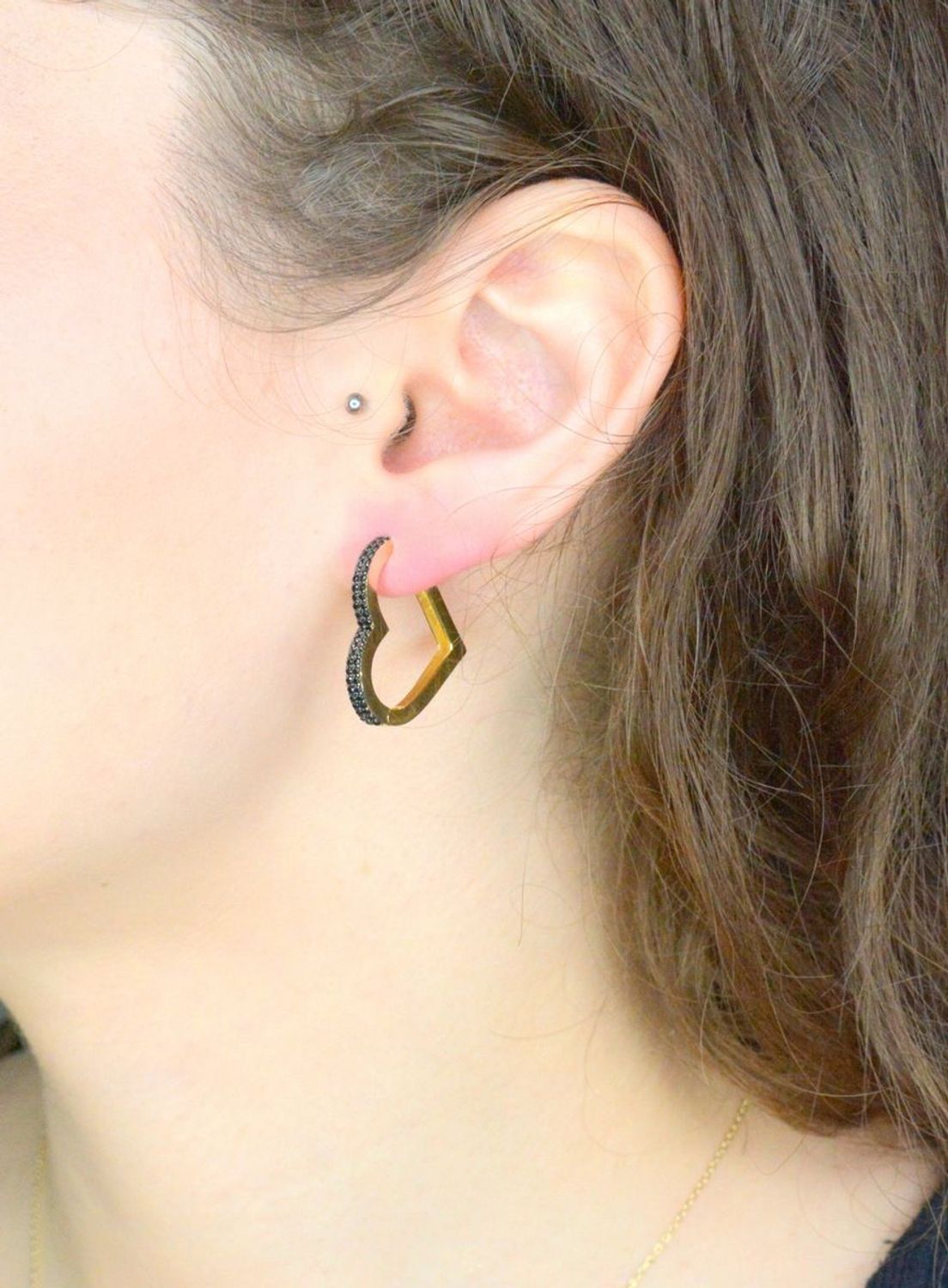 Kolczyki złote serca z czarną cyrkonią próba 585, DIA-KLC-11971-585, Stylowe kolczyki wykonane z wysokiej jakości złota próby 585. Kolczyki złote serca, ozdobione są cyrkoniami w kolorze czarnym. 1.jpg