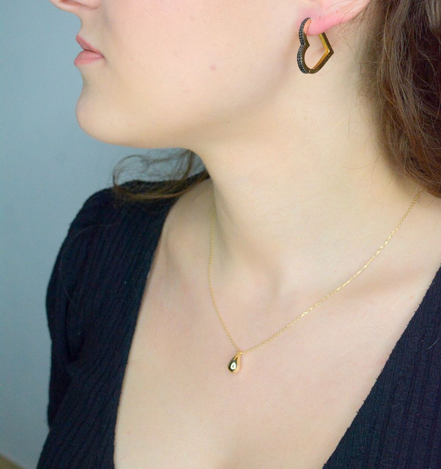 Kolczyki złote serca z czarną cyrkonią próba 585, DIA-KLC-11971-585, Stylowe kolczyki wykonane z wysokiej jakości złota próby 585. Kolczyki złote serca, ozdobione są cyrkoniami w kolorze czarnym. 1.jpg