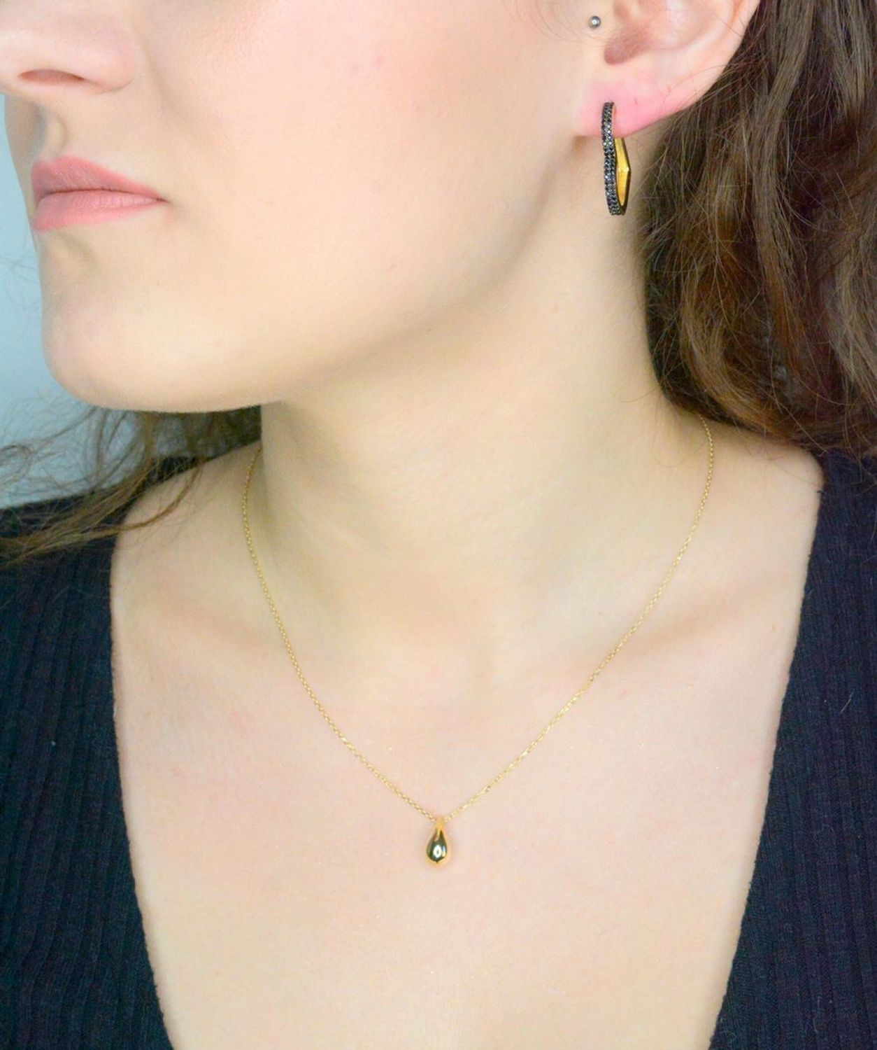 Kolczyki złote serca z czarną cyrkonią próba 585, DIA-KLC-11971-585, Stylowe kolczyki wykonane z wysokiej jakości złota próby 585. Kolczyki złote serca, ozdobione są cyrkoniami w kolorze czarnym. 1.jpg