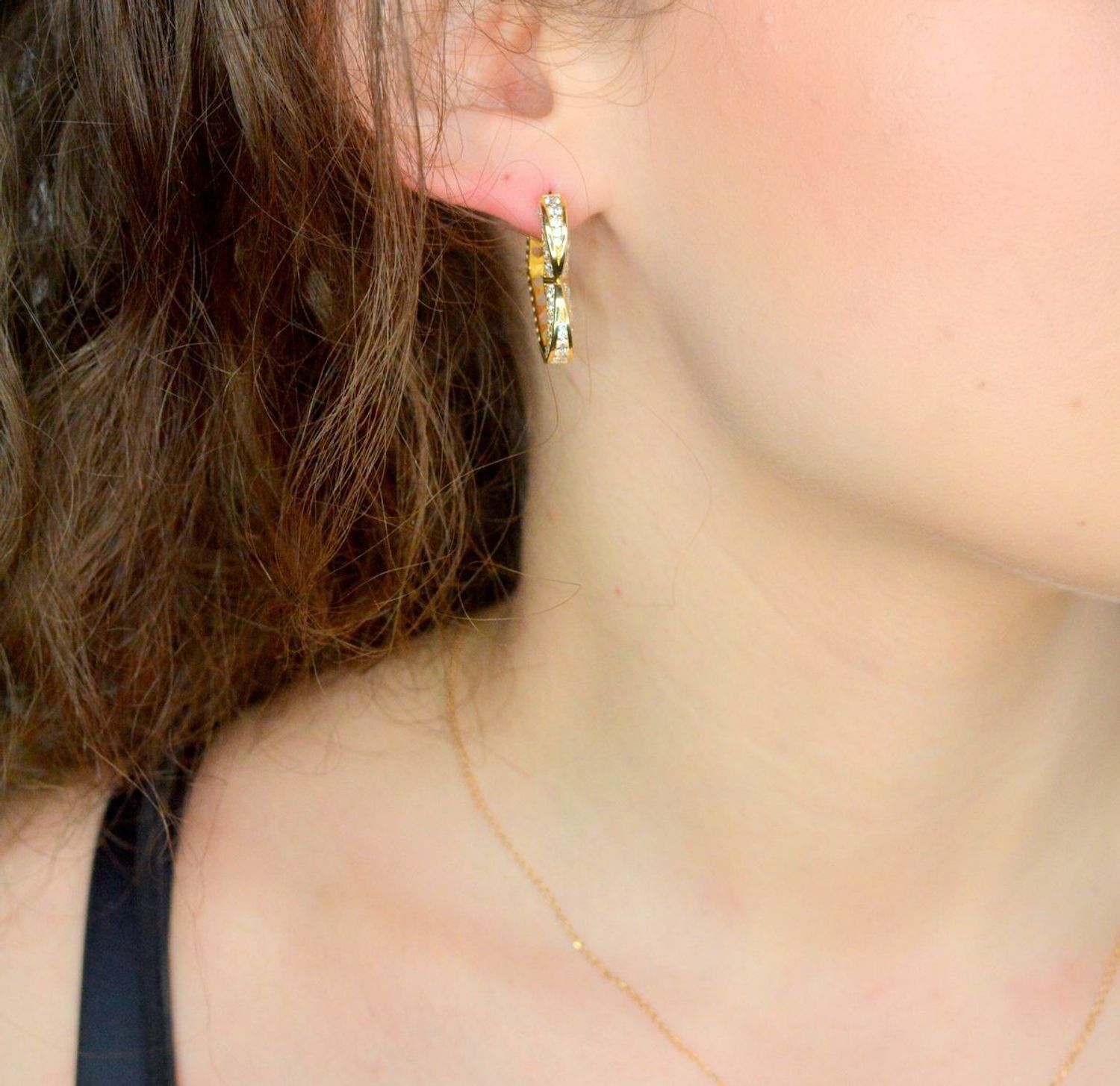 Kolczyki złote serca wiszące próby 585, DIA-KLC-11972-585 Stylowe kolczyki wykonane z wysokiej jakości złota próby 585. Kolczyki złote serca, ozdobione białymi cyrkoniami. 1.jpg