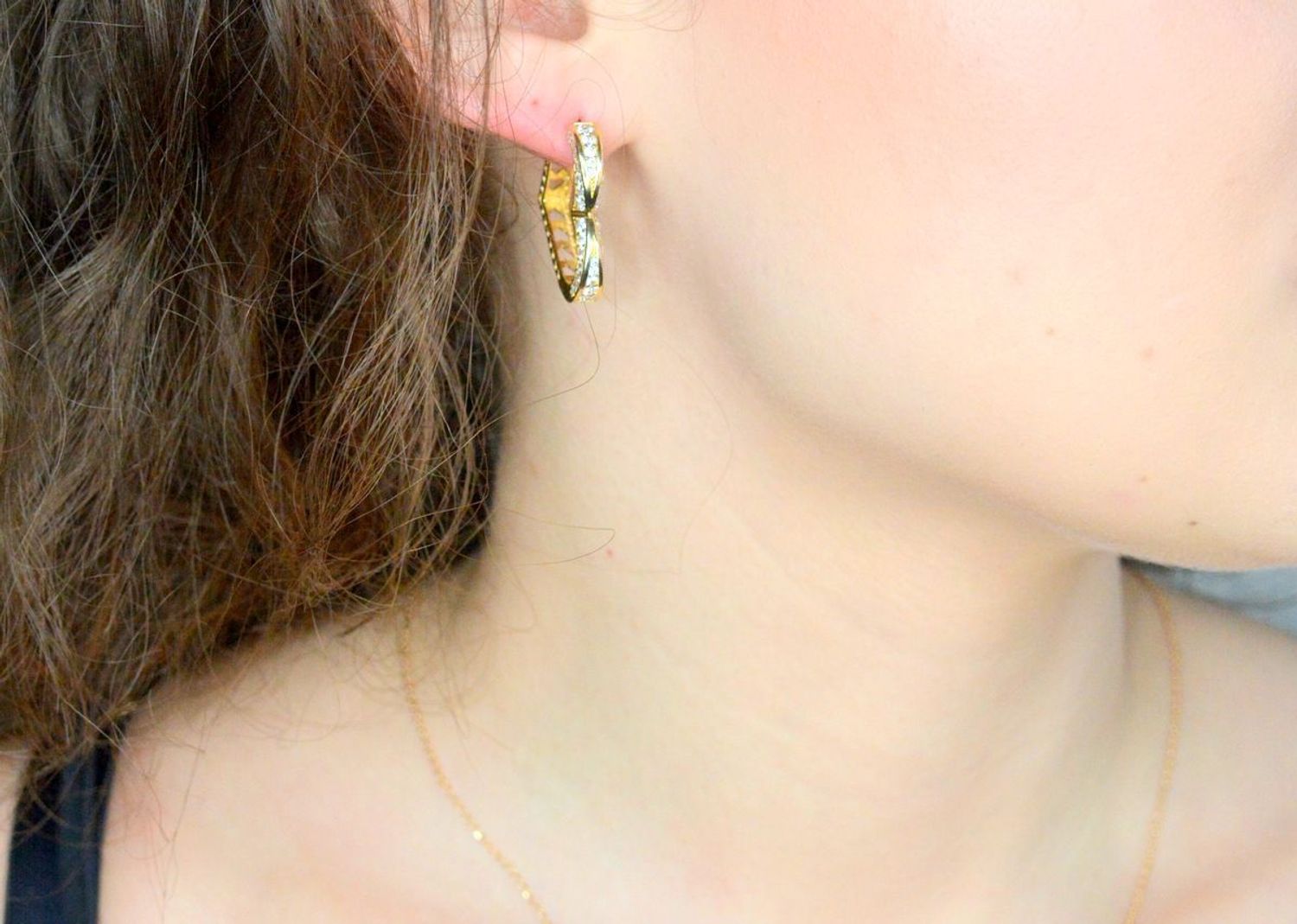 Kolczyki złote serca wiszące próby 585, DIA-KLC-11972-585 Stylowe kolczyki wykonane z wysokiej jakości złota próby 585. Kolczyki złote serca, ozdobione białymi cyrkoniami. 1.jpg