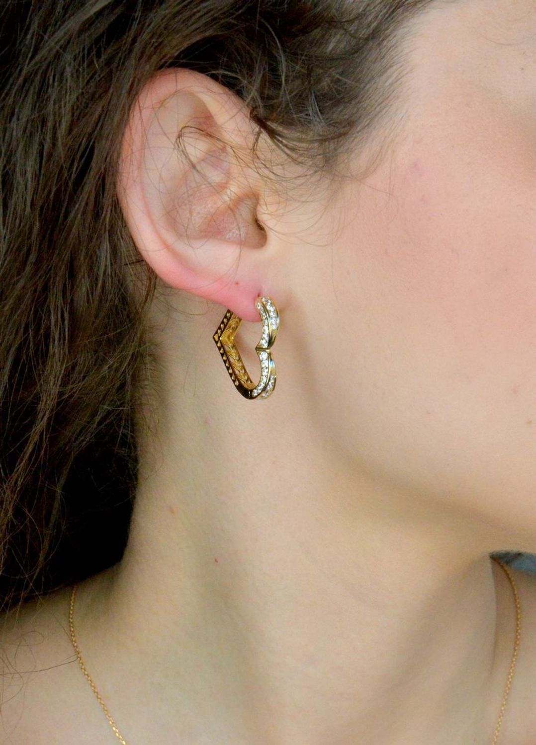 Kolczyki złote serca wiszące próby 585, DIA-KLC-11972-585 Stylowe kolczyki wykonane z wysokiej jakości złota próby 585. Kolczyki złote serca, ozdobione białymi cyrkoniami. 1.jpg