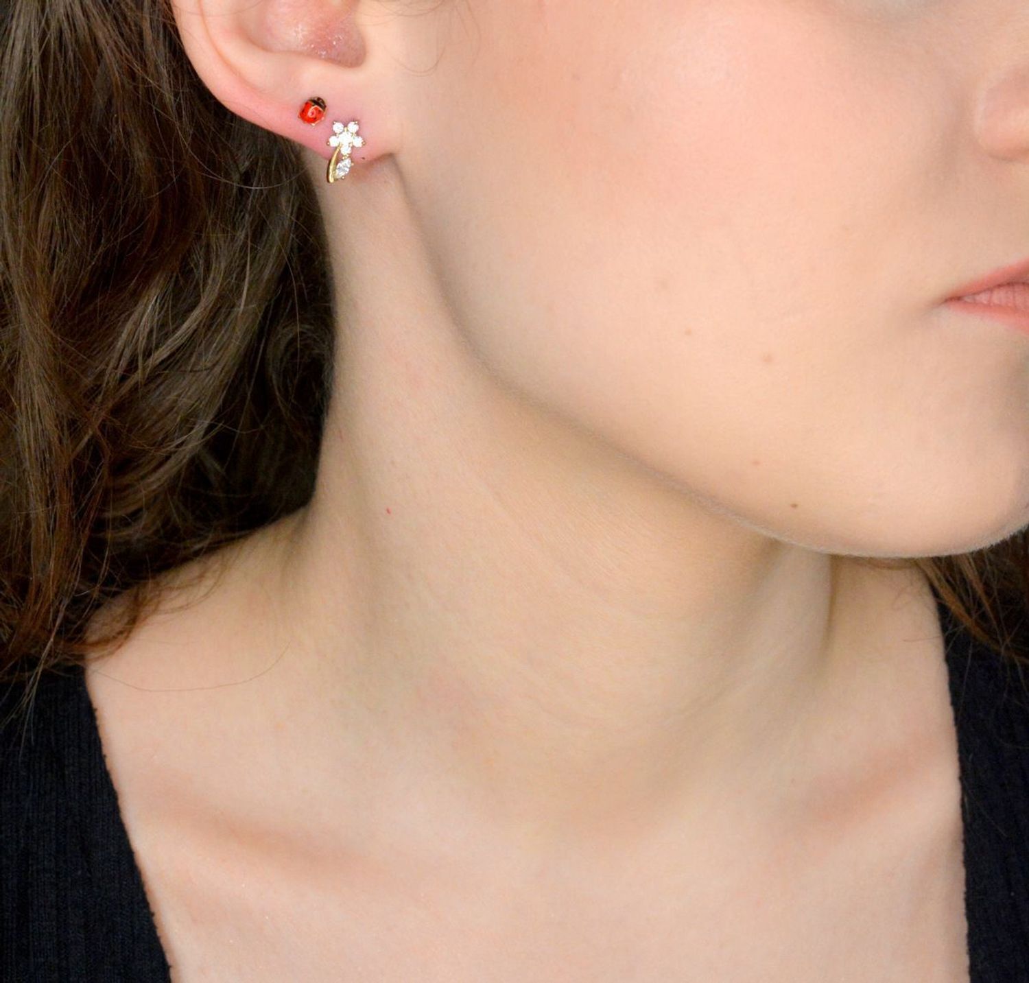 Kolczyki złote biedronki emalia próba 585, DIA-KLC-11974-585, stylowe kolczyki wykonane ze złota próby 585. Kolczyki biedronki z emalią pasują jako dodatek do codziennych stylizacji.1.jpg