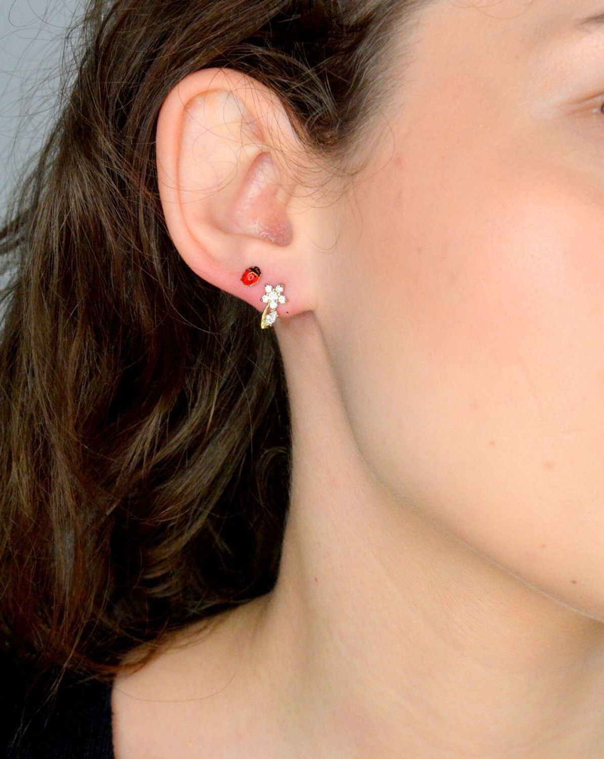 Kolczyki złote biedronki emalia próba 585, DIA-KLC-11974-585, stylowe kolczyki wykonane ze złota próby 585. Kolczyki biedronki z emalią pasują jako dodatek do codziennych stylizacji.1.jpg