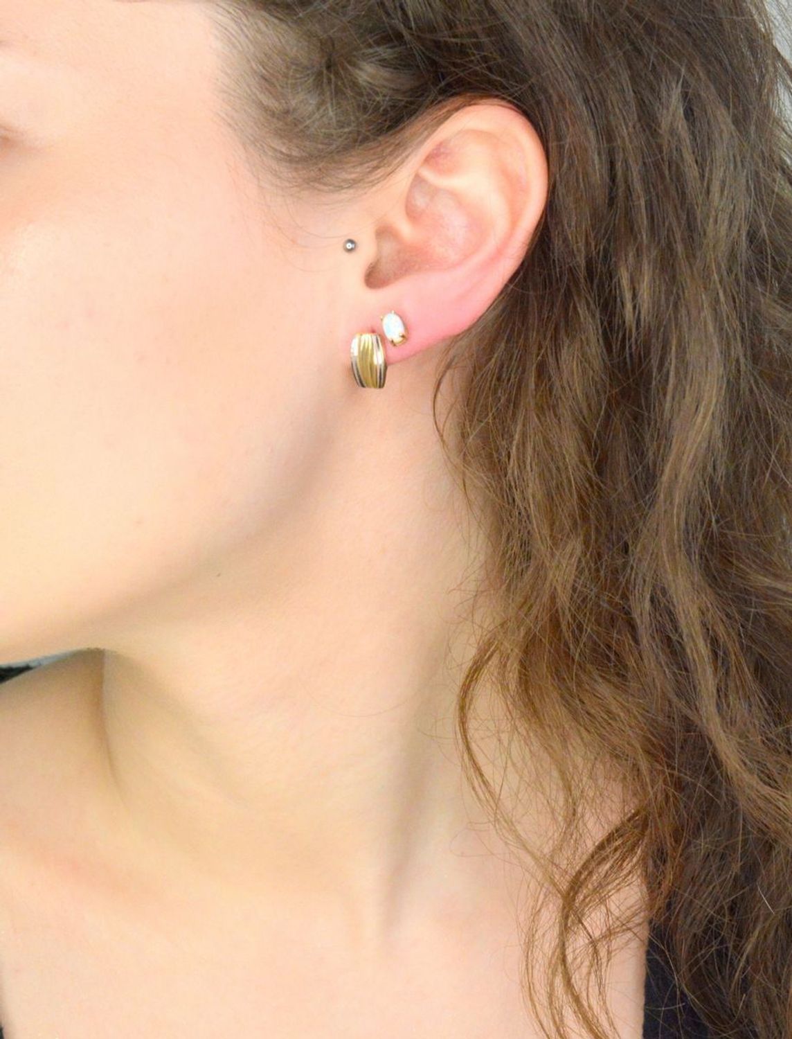 Kolczyki złote zapięcie ang. próba 585, DIA-KLC-11975-585, Stylowe kolczyki wykonane ze złota próby 585. Kolczyki ozdobione białym złotem, które świetnie pasują jako dodatek do codziennych stylizacji.1.jpg