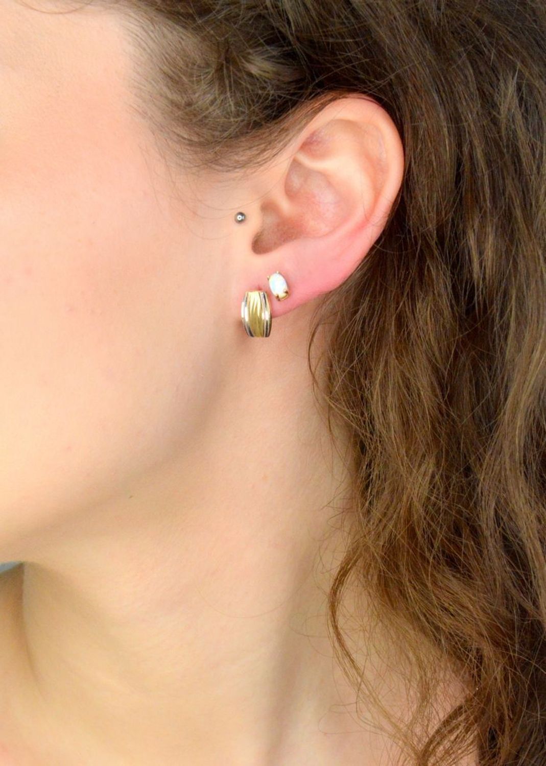 Kolczyki złote zapięcie ang. próba 585, DIA-KLC-11975-585, Stylowe kolczyki wykonane ze złota próby 585. Kolczyki ozdobione białym złotem, które świetnie pasują jako dodatek do codziennych stylizacji.1.jpg