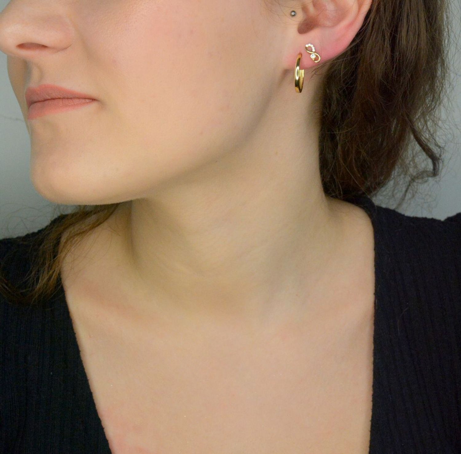 Kolczyki złote nieskończoność próba 585, DIA-KLC-11978-585 Stylowe kolczyki wykonane ze złota próby 585. Kolczyki mają kształt nieskończoności, ozdobionej cyrkonią. 1.jpg