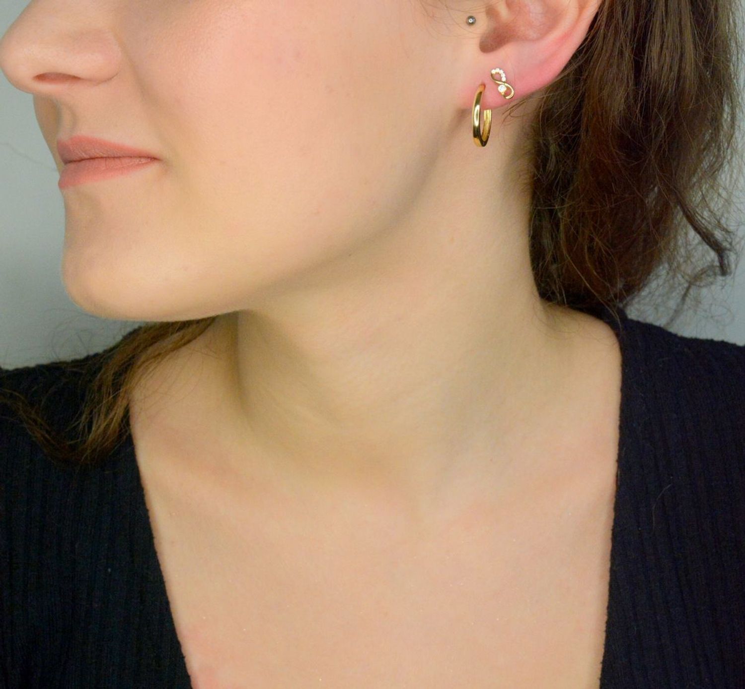 Kolczyki złote nieskończoność próba 585, DIA-KLC-11978-585 Stylowe kolczyki wykonane ze złota próby 585. Kolczyki mają kształt nieskończoności, ozdobionej cyrkonią. 1.jpg