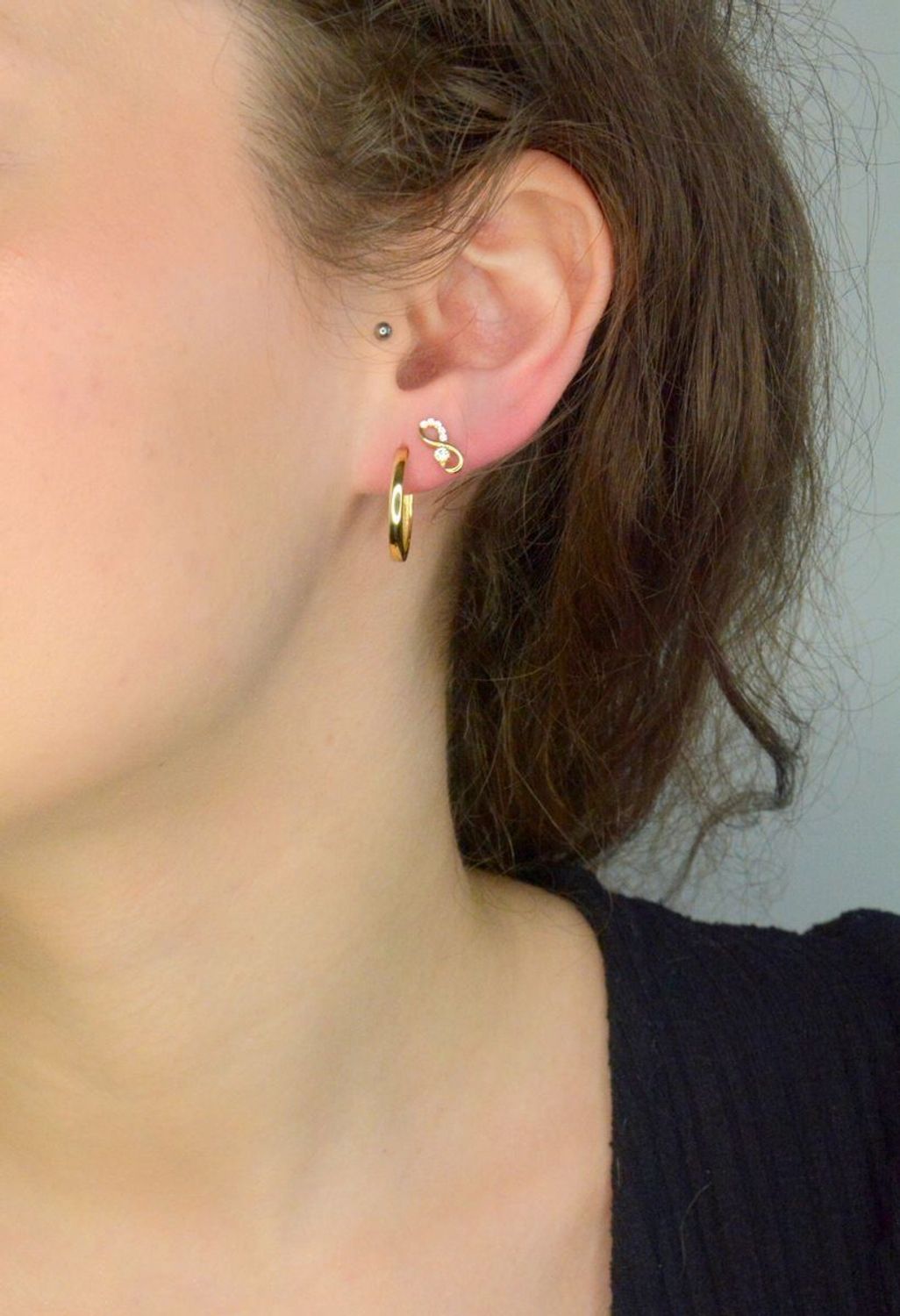 Kolczyki złote nieskończoność próba 585, DIA-KLC-11978-585 Stylowe kolczyki wykonane ze złota próby 585. Kolczyki mają kształt nieskończoności, ozdobionej cyrkonią. 1.jpg