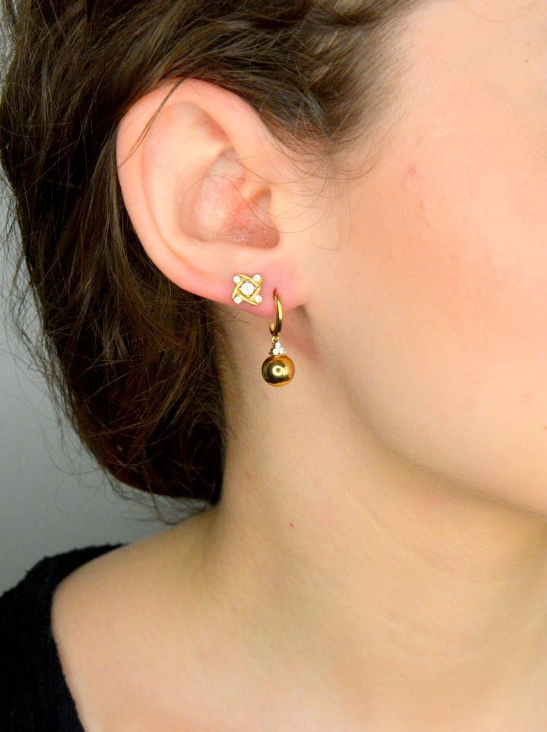 Kolczyki złote kwiatki z cyrkoniami próba 333, DIA-KLC-12-25-333, Ich kształt jest uniwersalny, a dzięki swojemu wyjątkowemu wykonaniu nadają się na wieczorowe wyjścia1.jpg