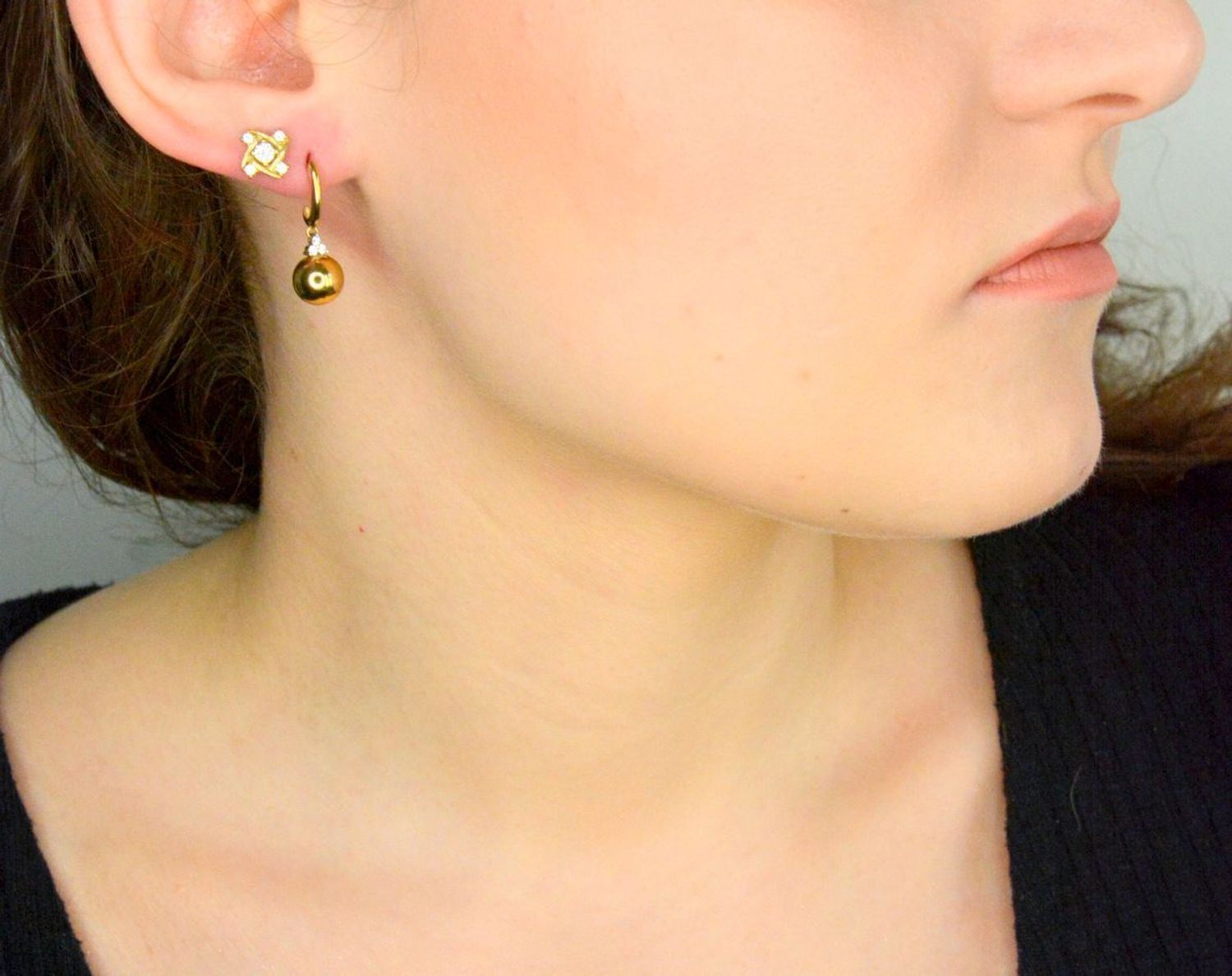 Kolczyki złote kwiatki z cyrkoniami próba 333, DIA-KLC-12-25-333, Ich kształt jest uniwersalny, a dzięki swojemu wyjątkowemu wykonaniu nadają się na wieczorowe wyjścia1.jpg