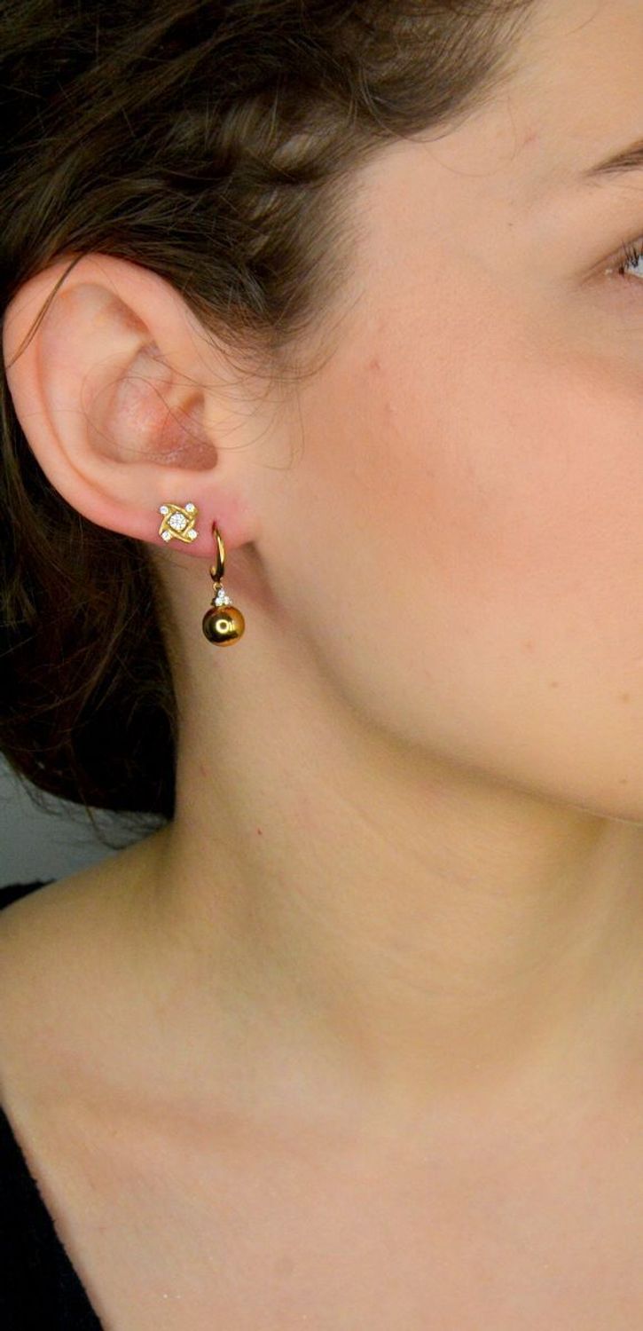 Kolczyki złote kwiatki z cyrkoniami próba 333, DIA-KLC-12-25-333, Ich kształt jest uniwersalny, a dzięki swojemu wyjątkowemu wykonaniu nadają się na wieczorowe wyjścia1.jpg